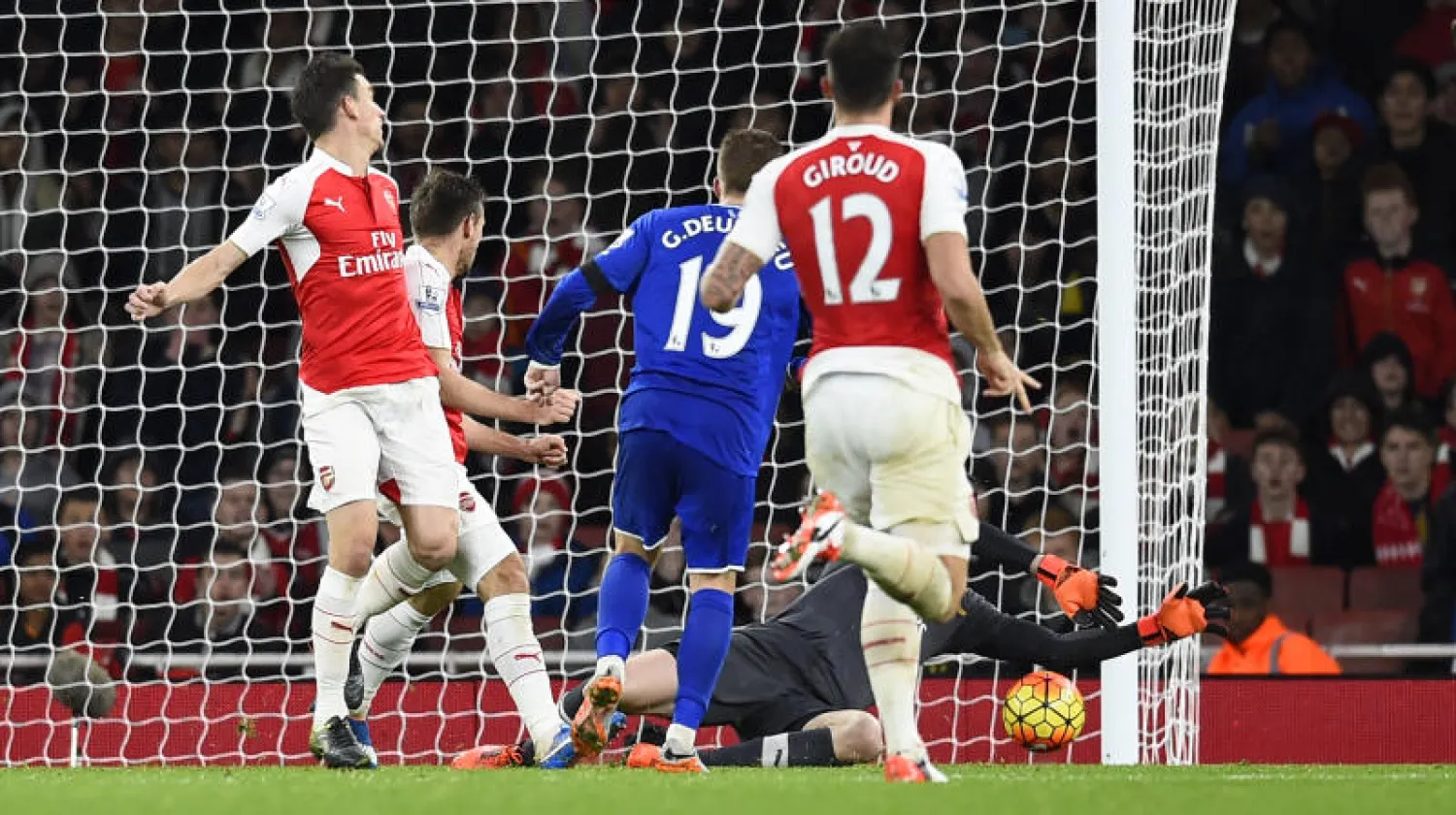 آرسنال يتصدر الدوري الإنجليزي وعينه على اللقب الغائب منذ 11 عامًا