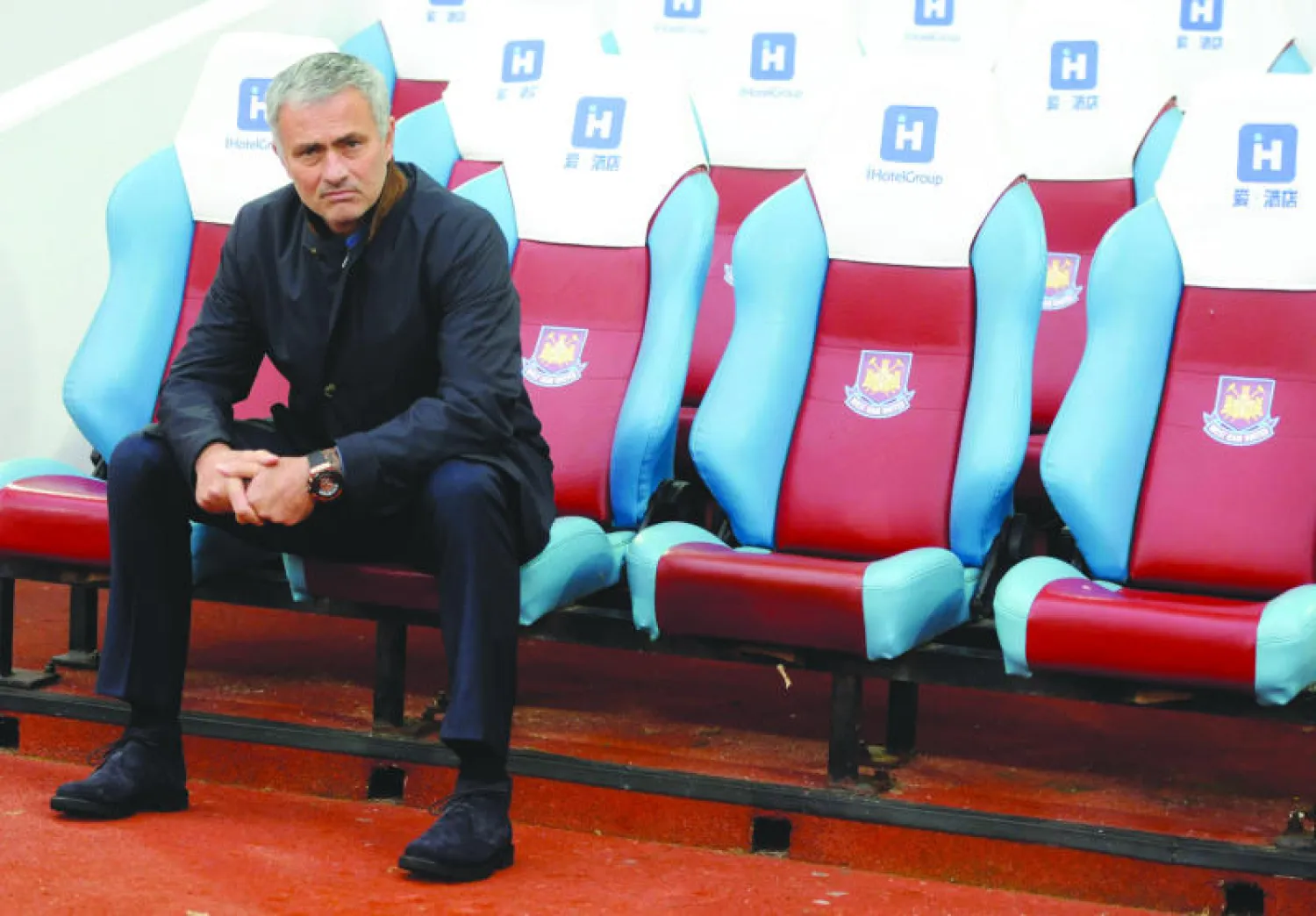 مورينهو ينتظر الفوز على ستوك اليوم ليخفف الضغط عنه (إ.ب.أ)