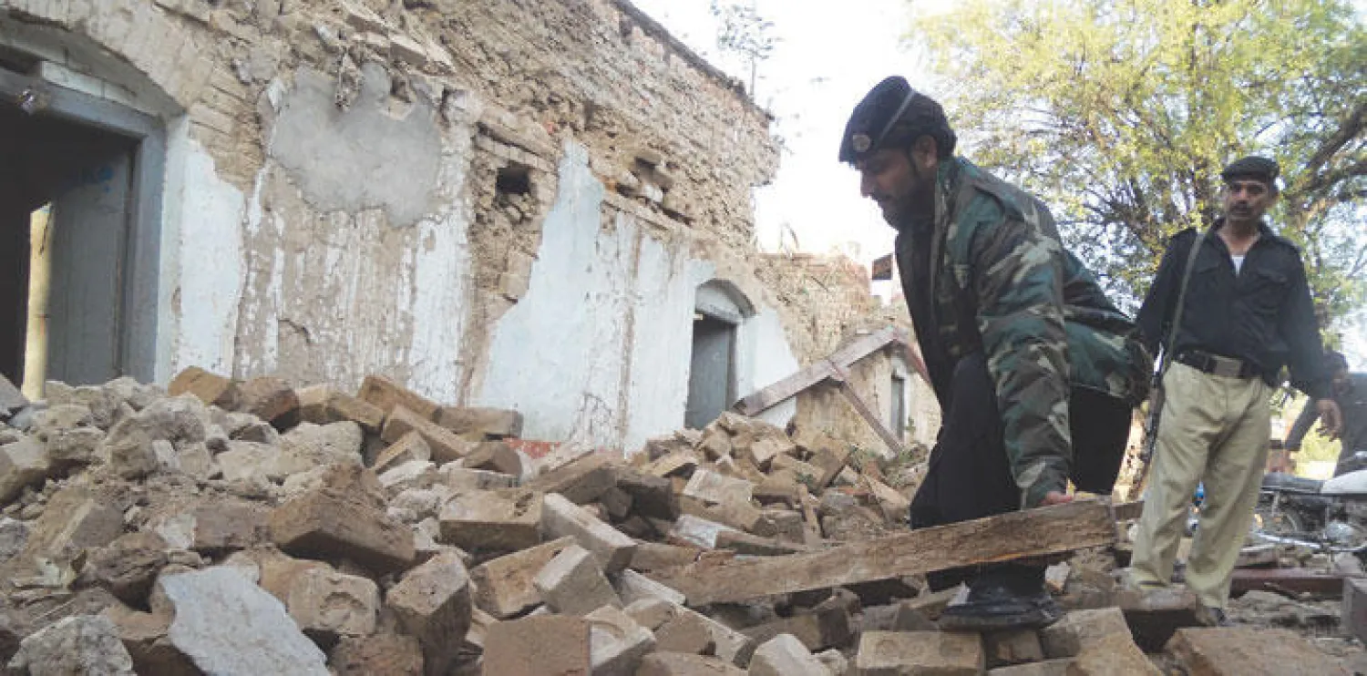 جنود باكستانيون يبحثون عن ناجين من الزلزال المدمر  بقوة 7.5 درجة الذي ضرب باكستان والهند وأفغانستان في مدينة كوهات الباكستانية أمس (أ.ف.ب)