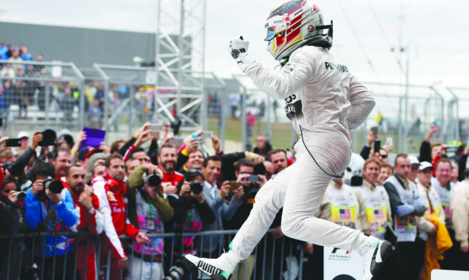 هاميلتون يدخل قائمة عمالقة «فورمولا 1» بلقبه العالمي الثالث