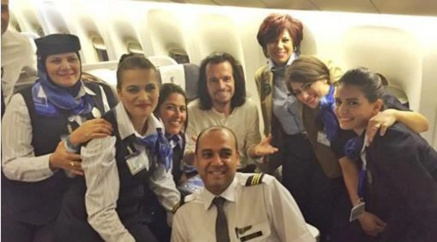 «ياني» يصل القاهرة استعدادًا لحفله الموسيقي بالأهرامات