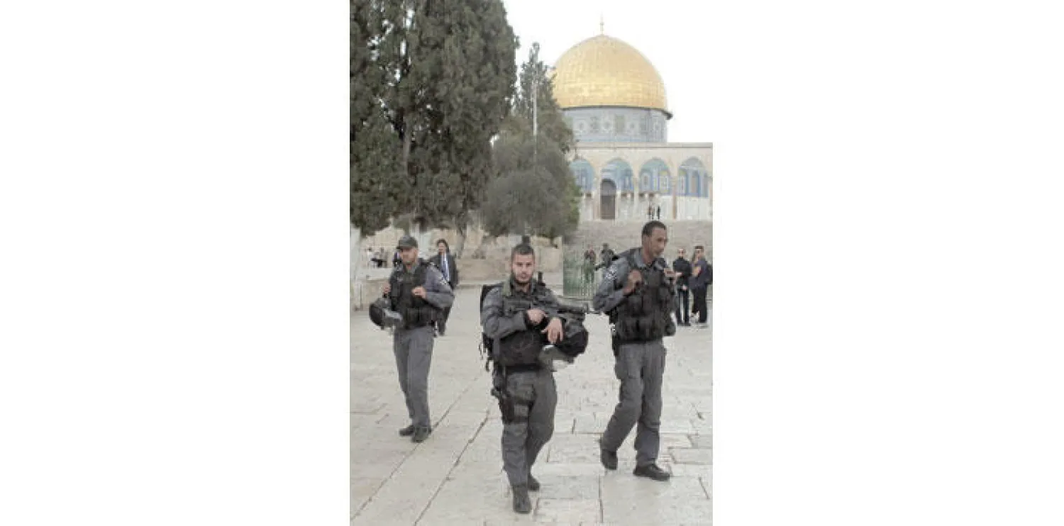شرطيون إسرائيليون قبالة مسجد قبة الصخرة في باحة الأقصى في القدس القديمة (أ.ف.ب)