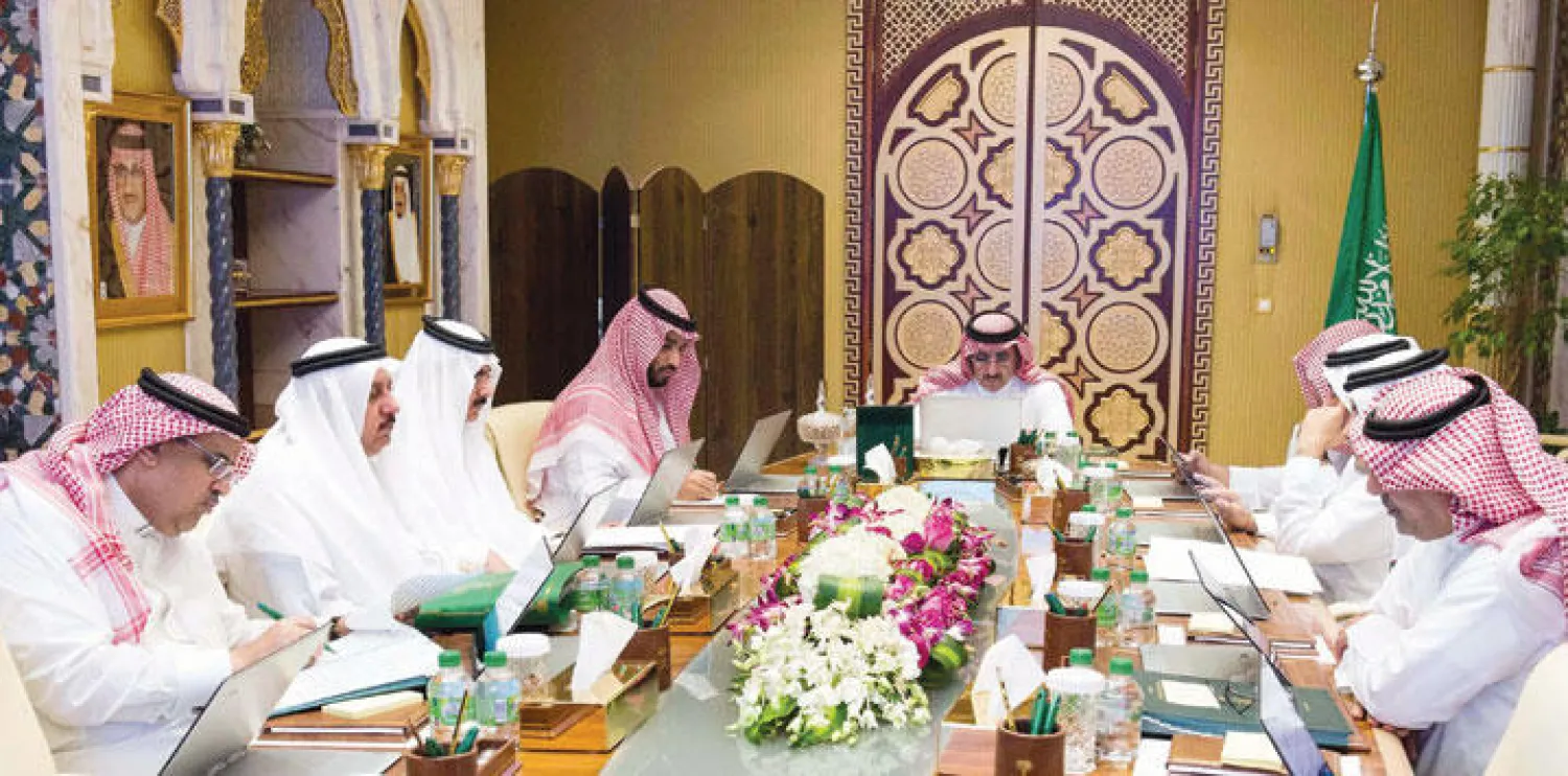 الأمير محمد بن نايف ولي العهد السعودي خلال ترؤسه اجتماع مجلس الشؤون الأمنية والسياسية، ويبدو الأمير محمد بن سلمان ولي ولي العهد، والوزراء أعضاء المجلس (واس)
