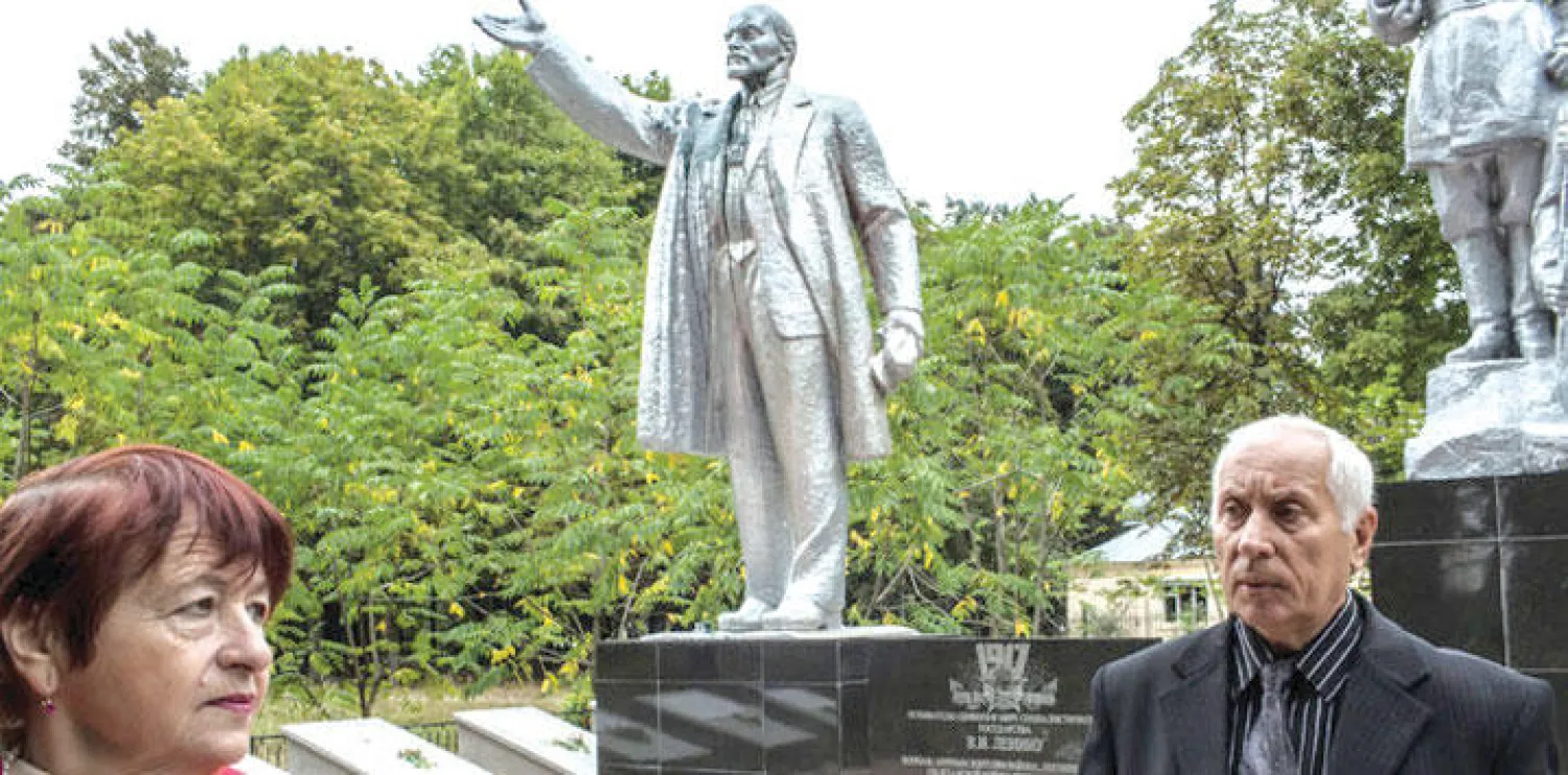 تمثال لينين الذي أعيد نصبه بساحة حديقة سيميونوفكا في أوكرانيا (نيويورك تايمز)