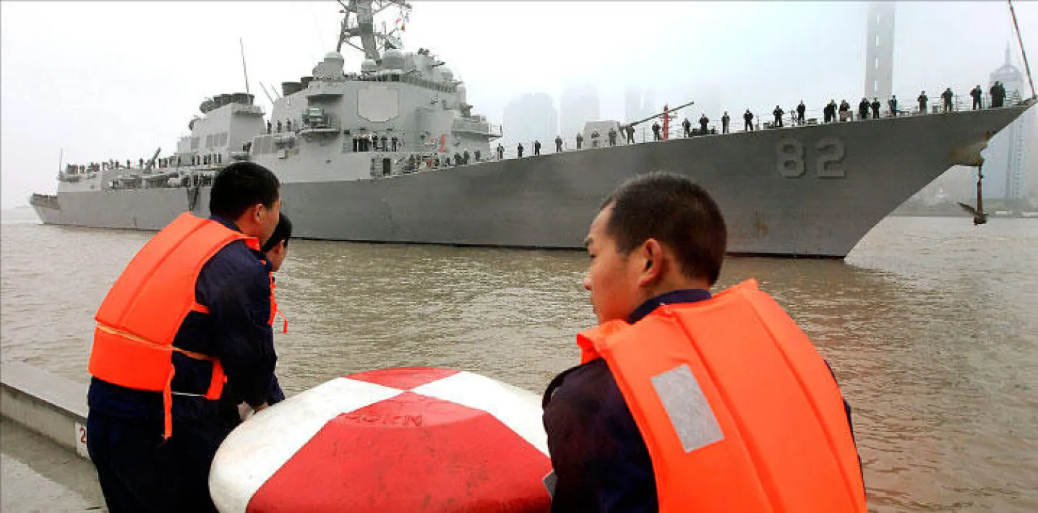 باخرة حربية صينية تتجه إلى بحر الصين الجنوبي الذي سبب توترًا حادًا في العلاقات بين الصين والولايات المتحدة الأميركية أمس (أ.ب)