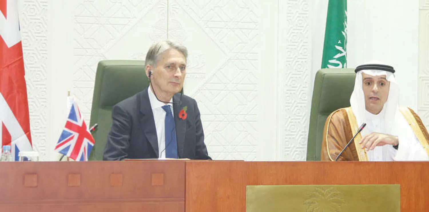 عادل الجبير خلال مؤتمر صحافي في الرياض أمس جمعه مع نظيره فيليب هاموند وزير الخارجية البريطاني (تصوير: إقبال حسين)