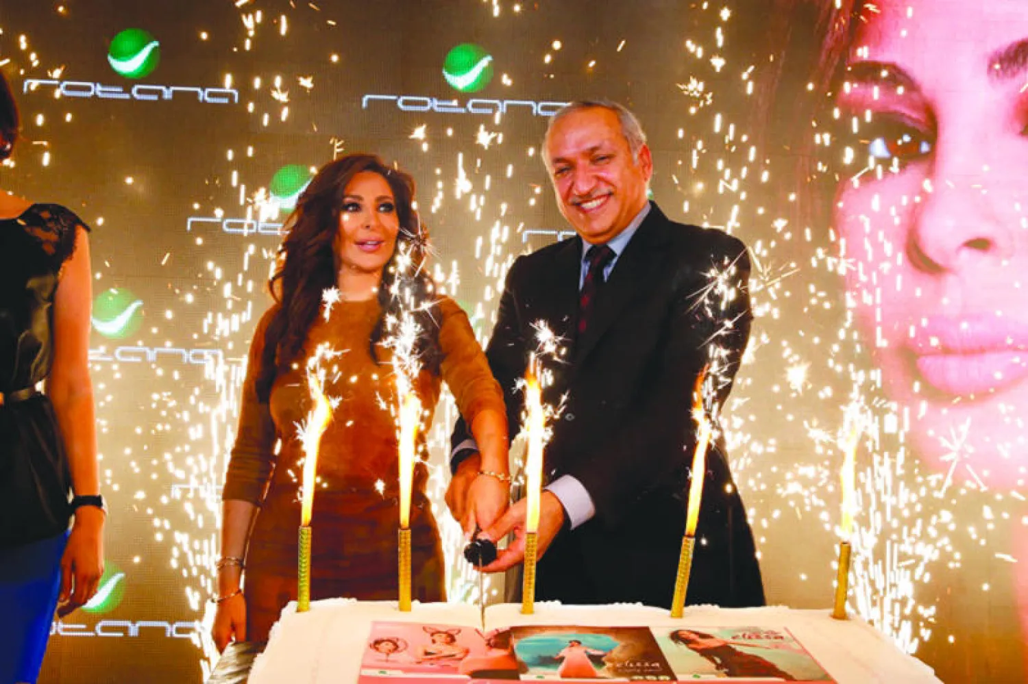 إليسا تبرم عقدًا جديدًا وتقدم ثلاثة ألبومات جديدة مع الشركة المنتجة