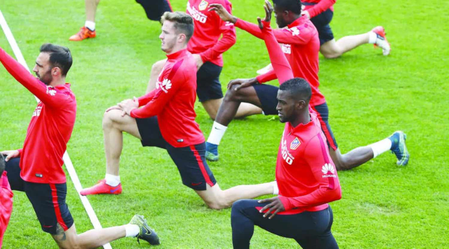 أتلتيكو مدريد يواصل منافسته الضارية مع القطبين برشلونة وريال مدريد (إ.ب.أ)