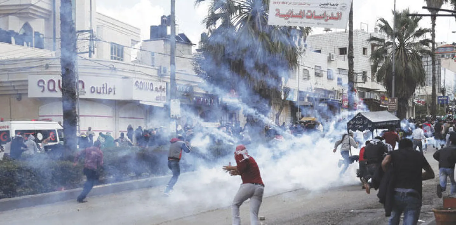 شبان فلسطينيون في مواجهة مع الجيش الإسرائيلي في مدينة الخليل التي شهدت ومدن فلسطينية أخرى جمعة غضب أمس (أ.ف.ب)