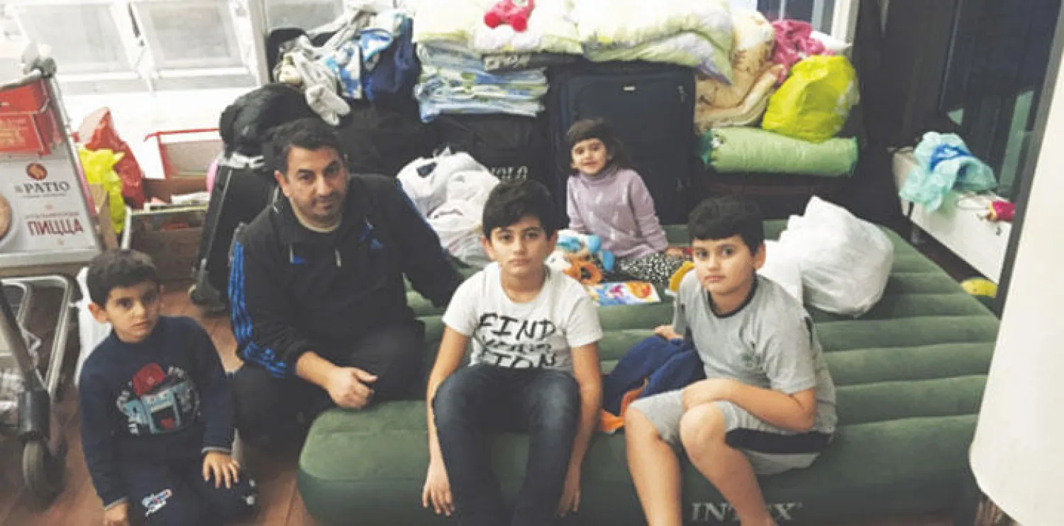 صورتان للعائلة السورية الكردية العالقة في مطار موسكو