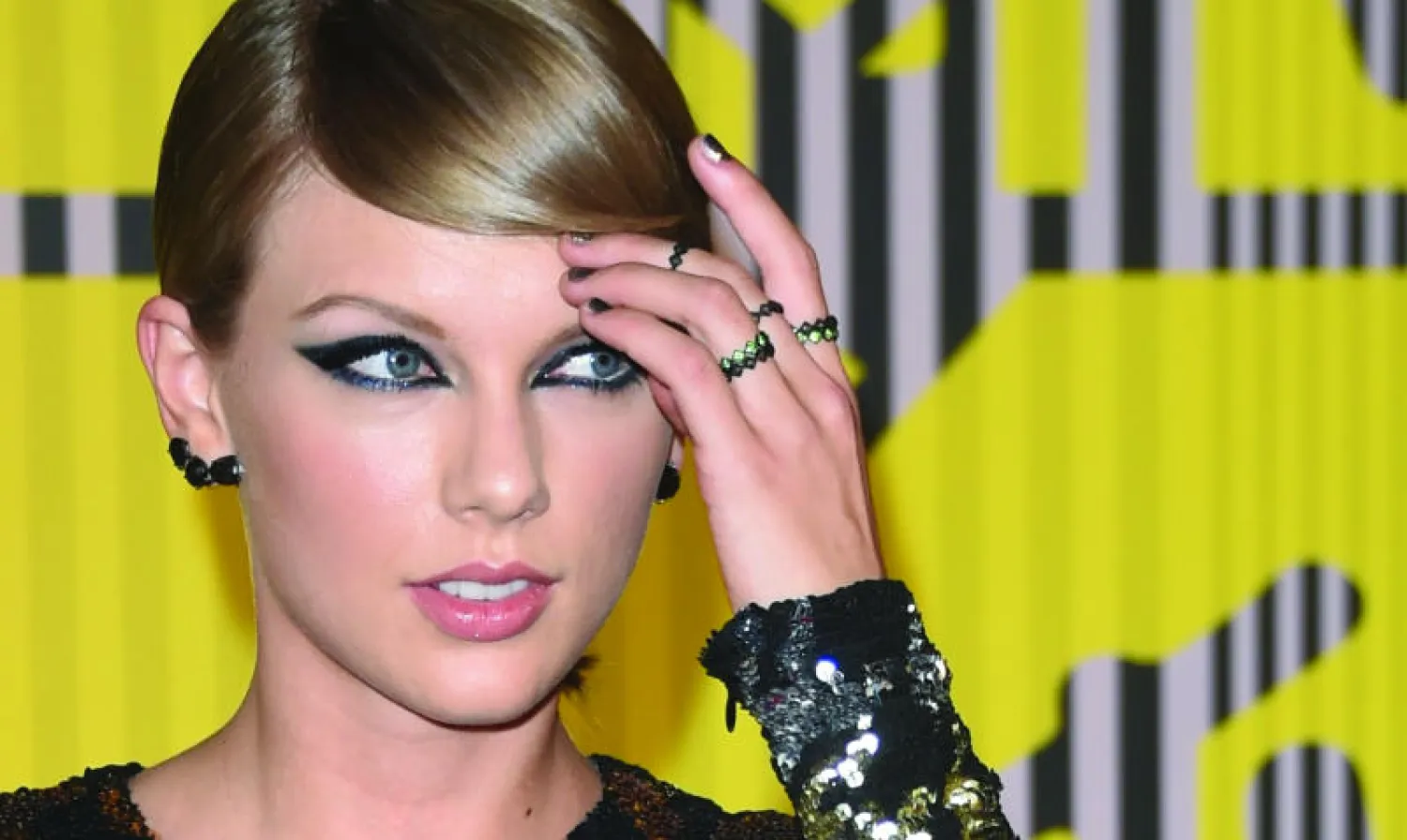 بعد تعرضها للتحرش على خشبة المسرح  تايلور سويفت تتبرع لجمعيات حماية المرأة