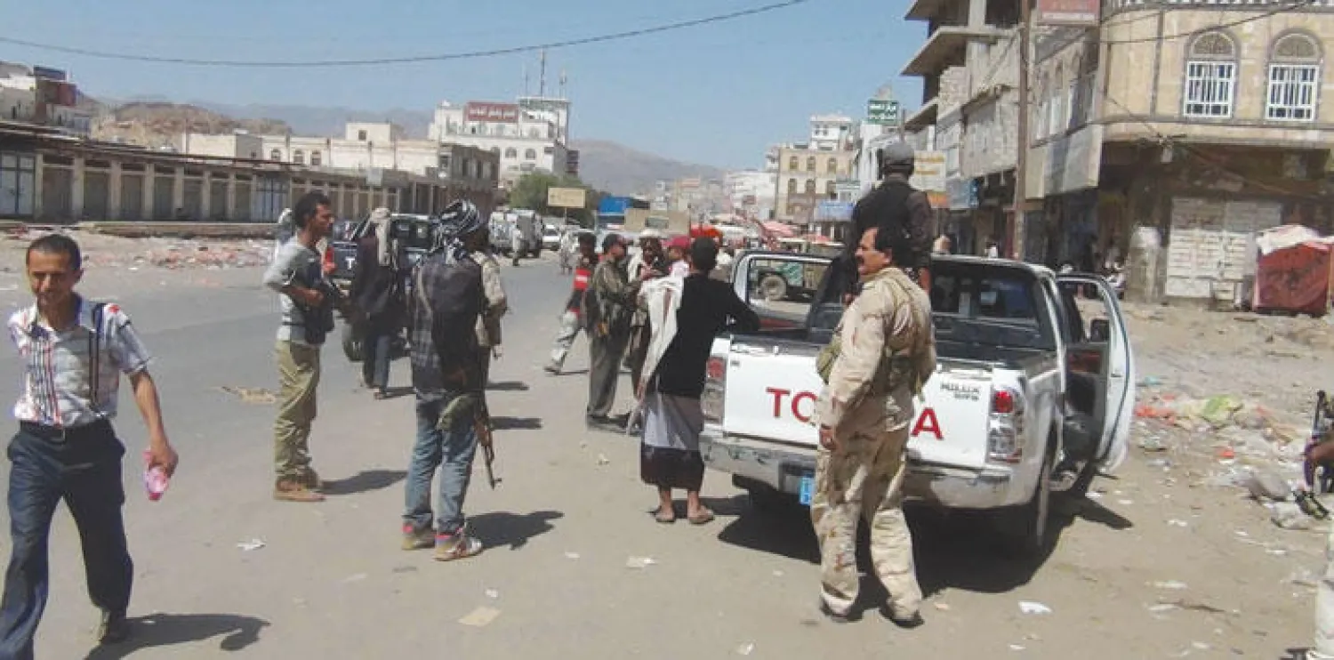 المقاومة الشعبية في مدينة دمت تتفقد أحد الشوارع الرئيسية بالمدينة الواقعة 60 كم شمال الضالع