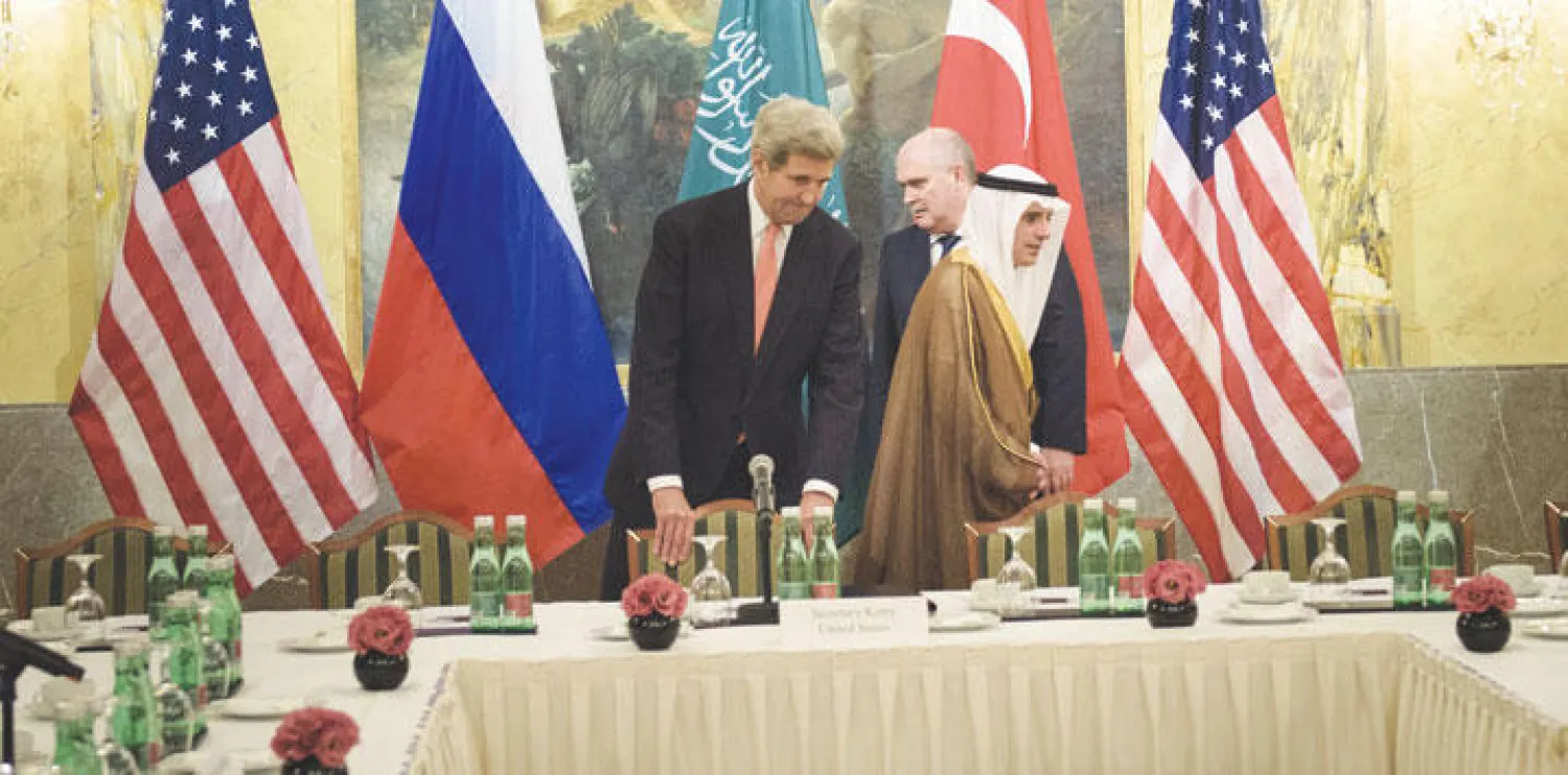 الجبير ونظيراه الأميركي جون كيري والتركي فريدون أوغلو في لقاء فيينا (أ.ب)
