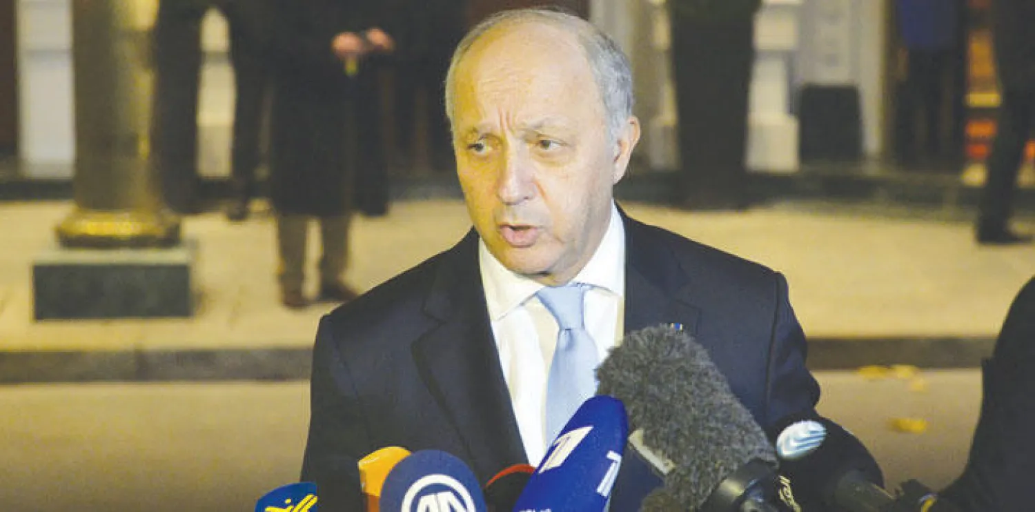 وزير الخارجية الفرنسية لوران فابيوس يتحدث للصحافيين أمس (أ.ف.ب)