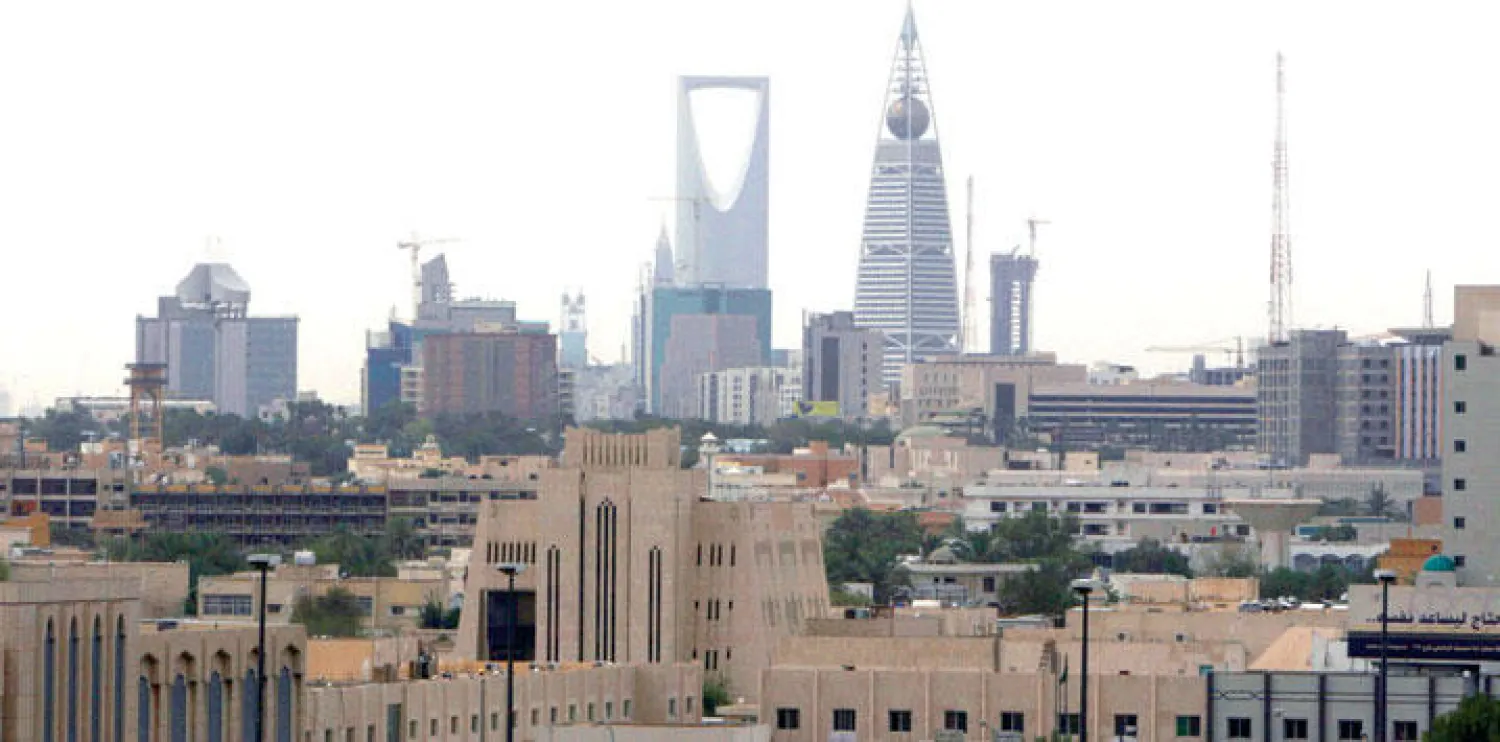 يشير اقتصاديون إلى أهمية الخصخصة إلا أنه من الضروري جدولتها والتدرج في طرحها لضمان عدم حدوث خلل في خدماتها (تصوير: خالد الخميس)