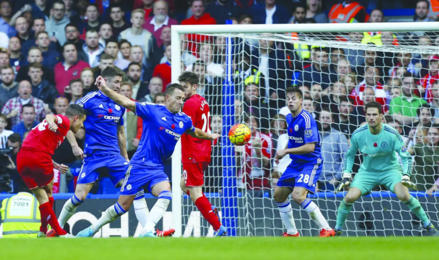 كوتينيو (يسار) يضاعف محنة تشيلسي بإحراز هدفه الثاني (أ.ف.ب)