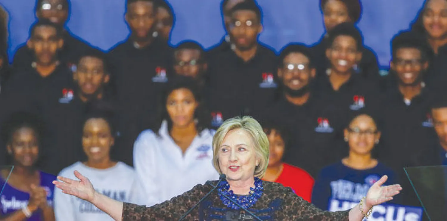 هيلاري كلينتون أثناء إلقائها كلمة حول نظام القضاء الجنائي في جامعة تاريخية للسود في أتلانتا بولاية جورجيا ليلة أمس (إ.ب.أ)