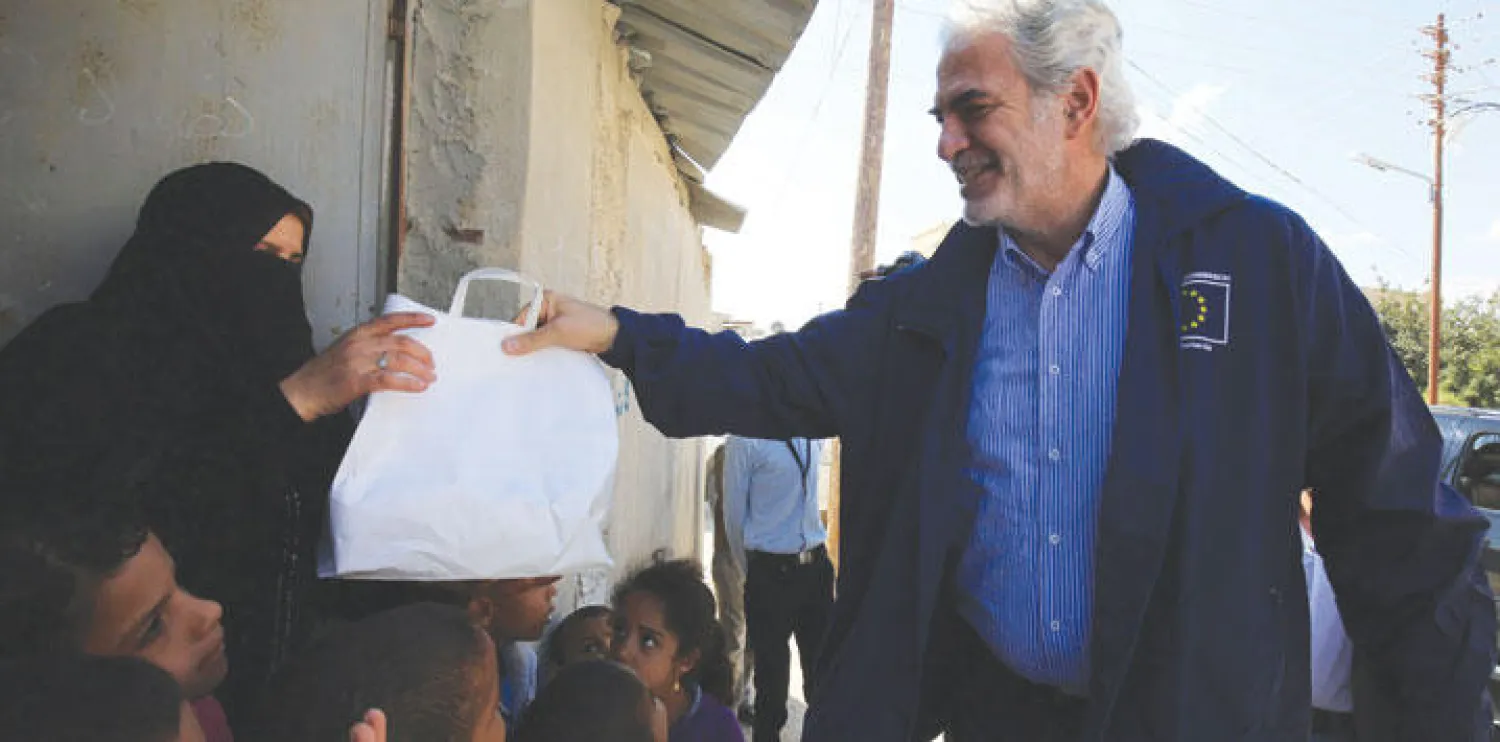 مفوض الشؤون الإنسانية في الاتحاد الأوروبي كريستوس ستايليانيدس في زيارة لعائلة سورية تعيش على مساعدات الأمم المتحدة بمدينة المفرق شمال الأردن، أمس (أ.ف.ب)