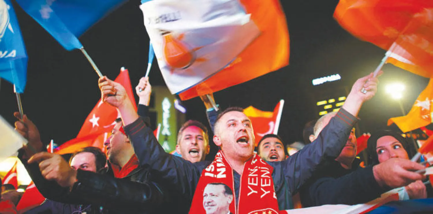 أنصار حزب العدالة والتنمية يحتفلون يتقدم حزبهم في الانتخابات البرلمانية يمقر الحزب في أنقرة أمس (رويترز)