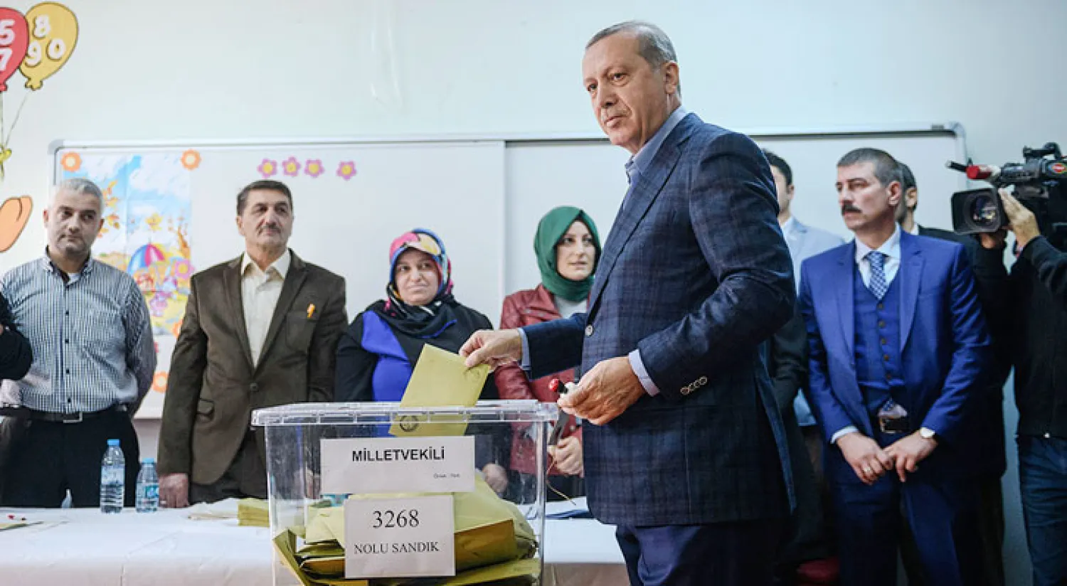 بدء التصويت في الانتخابات البرلمانية بتركيا وسط تدهور أمني ومخاوف اقتصادية