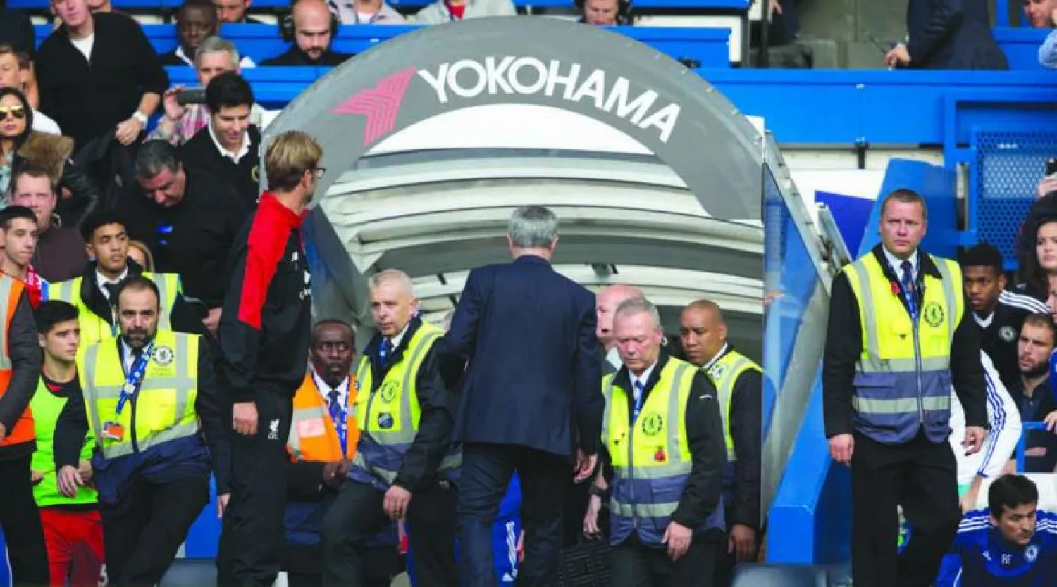 مورينهو يخرج من ملعب تشيلسي مهزوما وخلفه كلوب مدرب ليفربول المنتصر (أ.ب) 