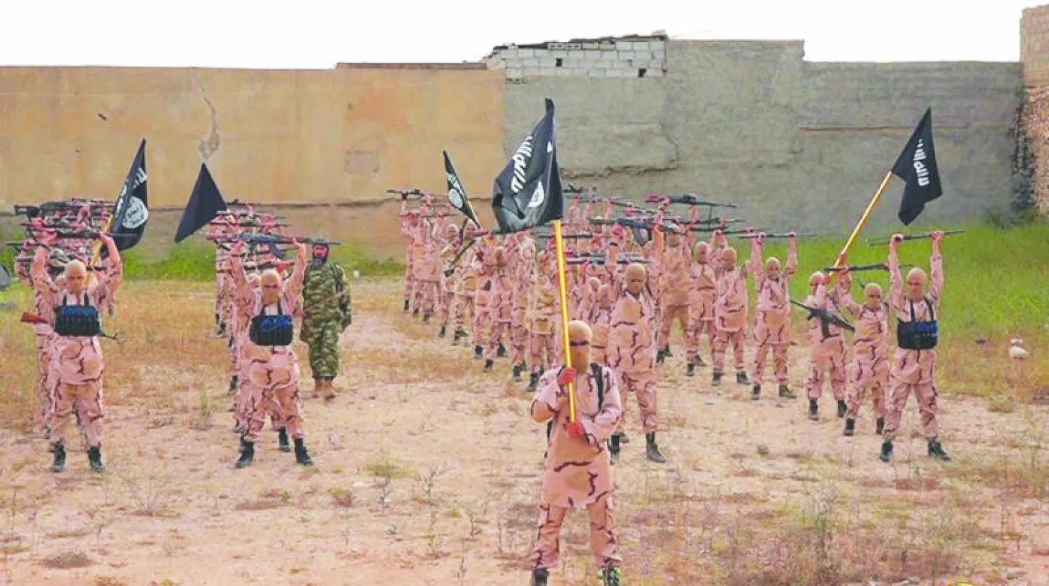 أطفال خلال تمرين عسكري في معسكر تدريب تابع لـ«داعش» في تلعفر غرب الموصل (أ.ب)