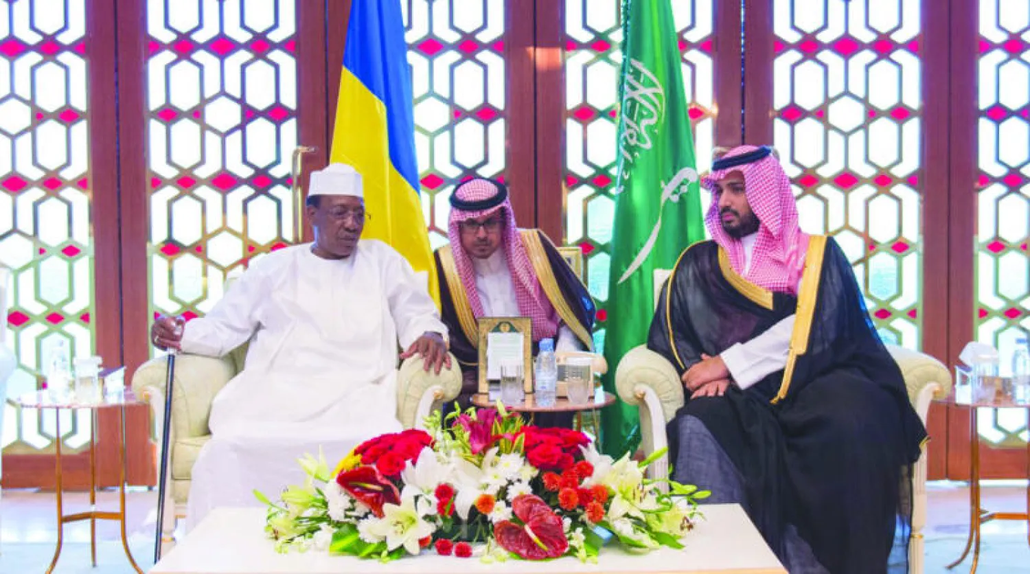 الأمير محمد بن سلمان ولي ولي العهد خلال لقائه الرئيس التشادي إدريس ديبي في الرياض أمس (واس)