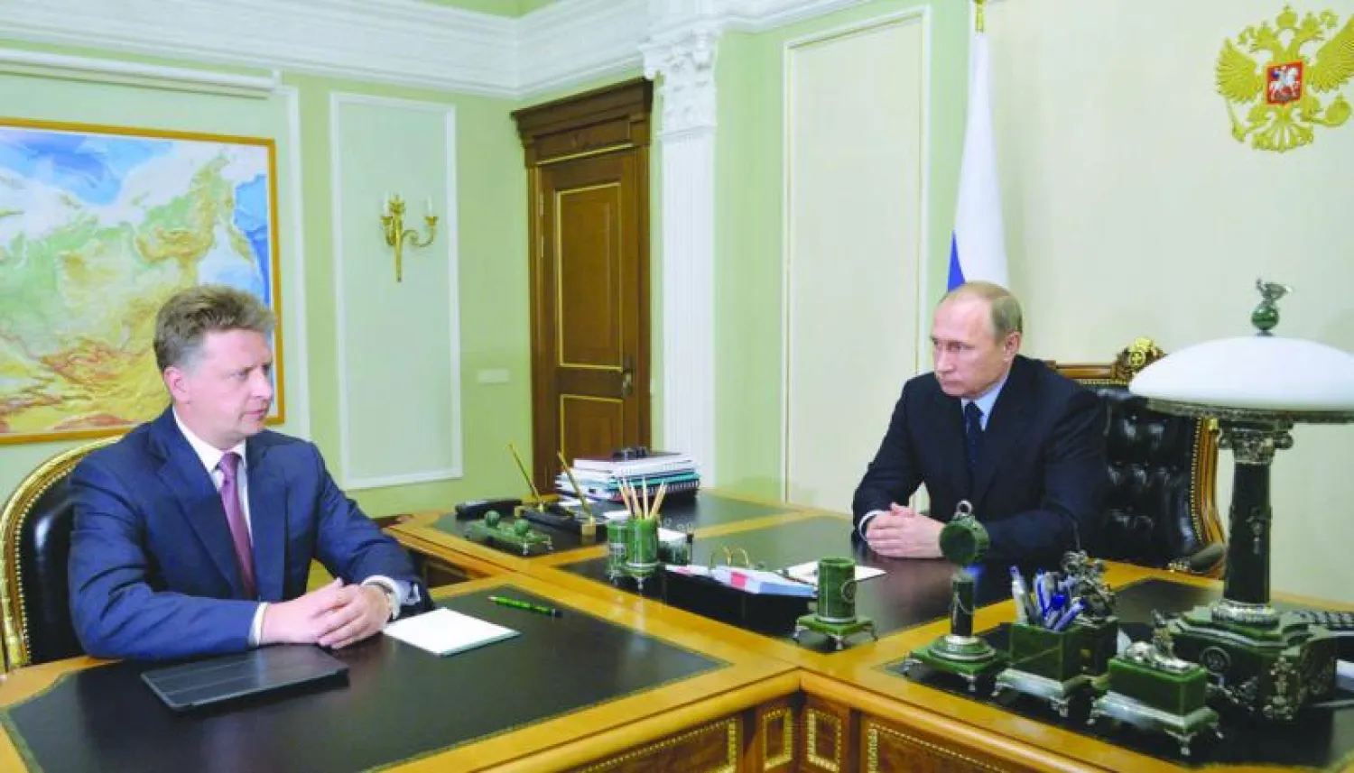 الرئيس فلاديمير بوتين يستمع إلى تقرير ماكسيم سوكولوف وزير النقل ورئيس لجنة التحقيق الحكومية في كارثة تحطم طائرة الركاب الروسية في مصر في العاصمة موسكو أمس (إ.ب.أ)