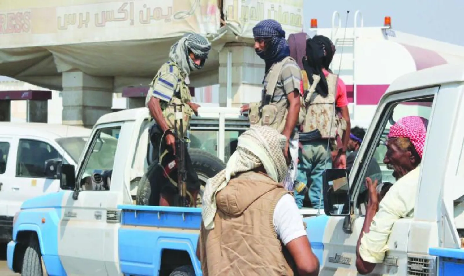 عناصر مقاتلة من لجان المقاومة الشعبية الموالية للشرعية تقوم بدوريات في الشوارع الرئيسية بمدينة عدن الجنوبية (أ.ف.ب)