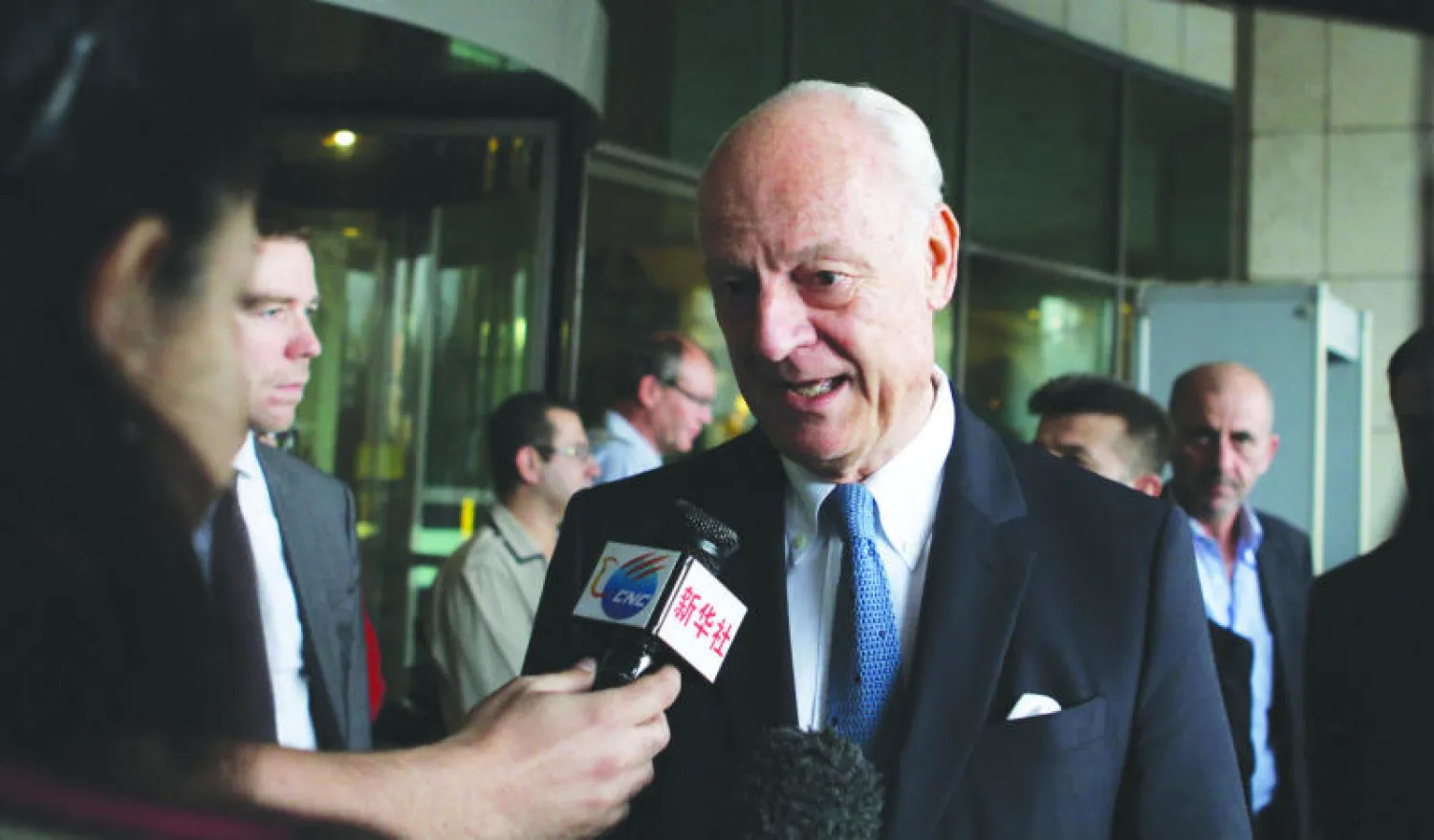 مبعوث الأمم المتحدة إلى سوريا ستيفان دي ميستورا يتحدث للصحافيين في دمشق أمس (أ.ف.ب)