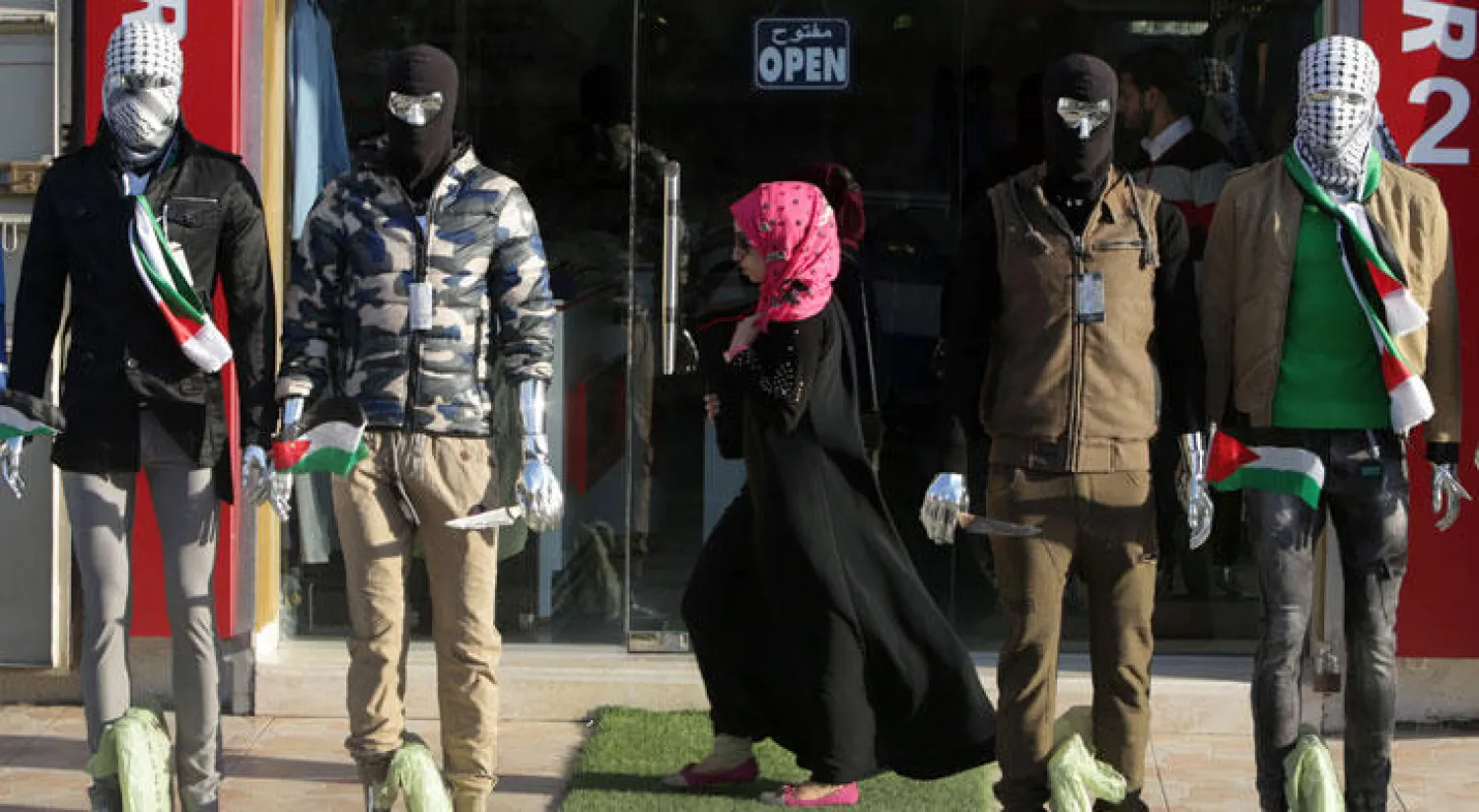 محل في غزة يعرض الملابس العسكرية (أ.ف.ب)