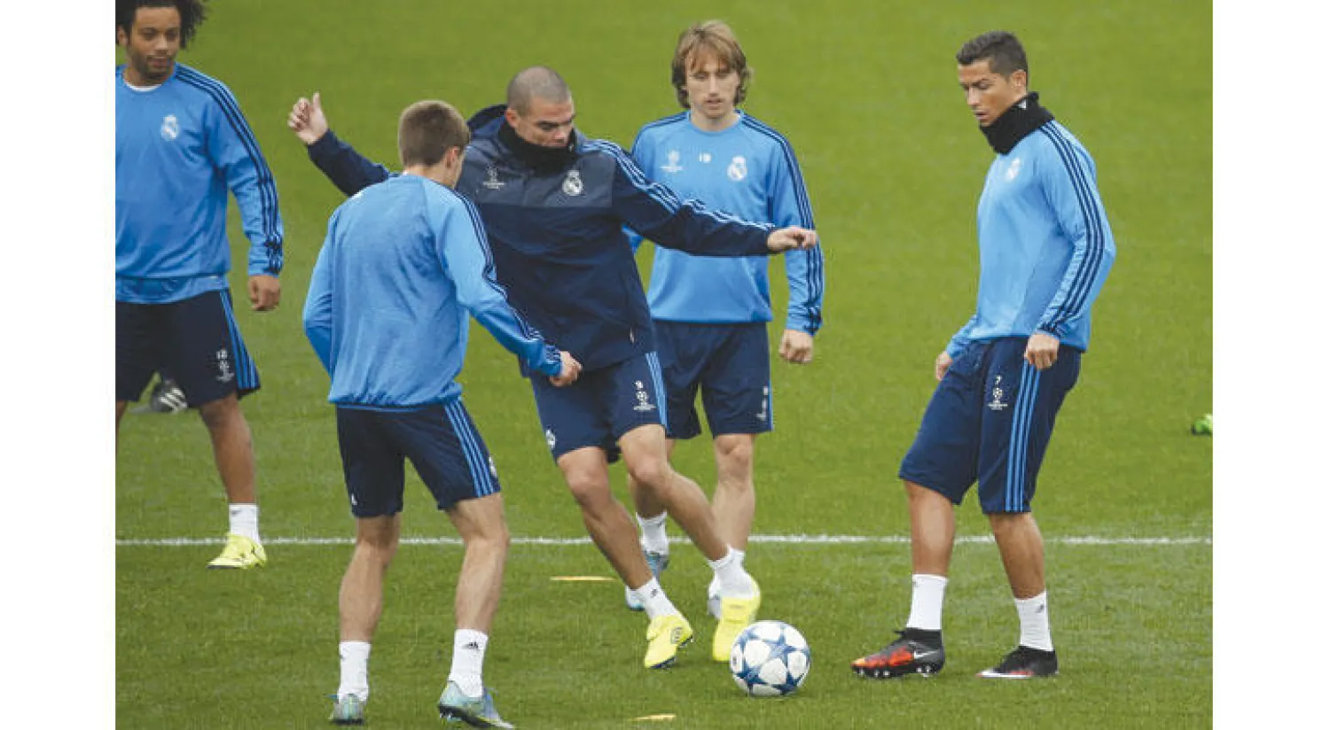 بيبي مدافع الريـال يستعرض بالكرة بين كريستيانو رونالدو ومودريتش ومارسيلو في تدريبات أمس (إ.ب.أ)