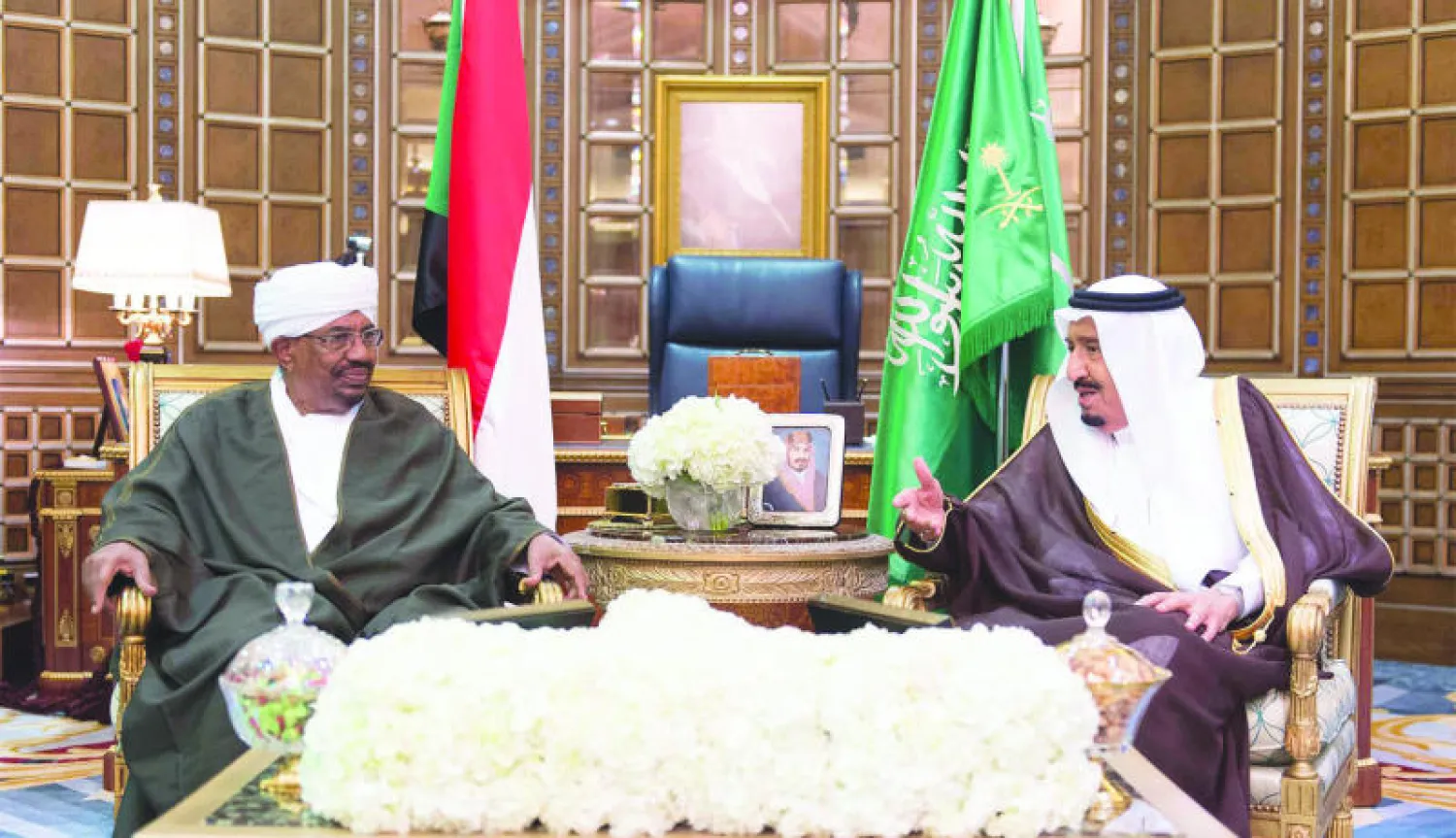 خادم الحرمين الشريفين الملك سلمان بن عبد العزيز والرئيس السوداني عمر حسن البشير خلال جلسة المباحثات أمس (واس)