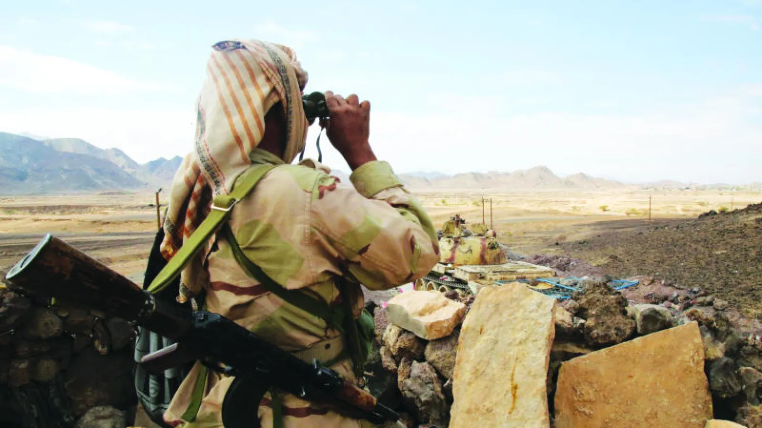 عنصر من المقاومة التابعة للرئيس هادي يقوم بدورية في سرواح غرب مدينة مأرب (أ.ف.ب)