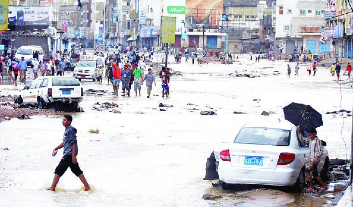 يمني يعبر أحد شوارع حضرموت بعد غرقه في الأمطار الناجمة عن إعصار تشابالا (غيتي)