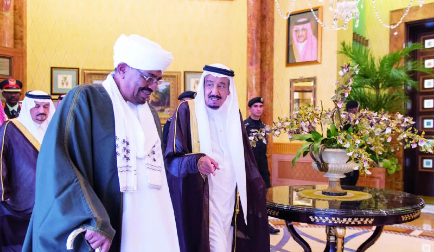 خادم الحرمين الشريفين لدى استقباله الرئيس البشير في الرياض أمس (واس)