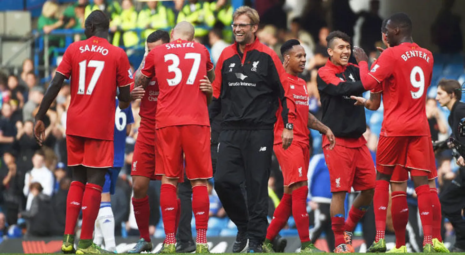 كلوب يحتفل مع لاعبي ليفربول بالنصر على تشيلسي (إ.ب.أ)