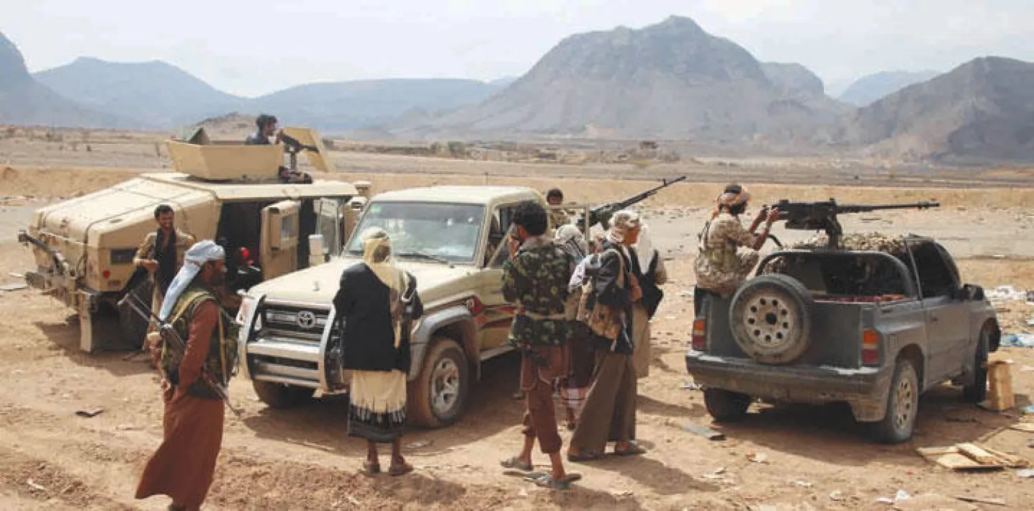 رجال قبائل مسلحون من لجان المقاومة الشعبية مؤيدون للرئيس عبد ربه منصور هادي يراقبون مناطق حوالي محافظة مأرب (أ.ف.ب)