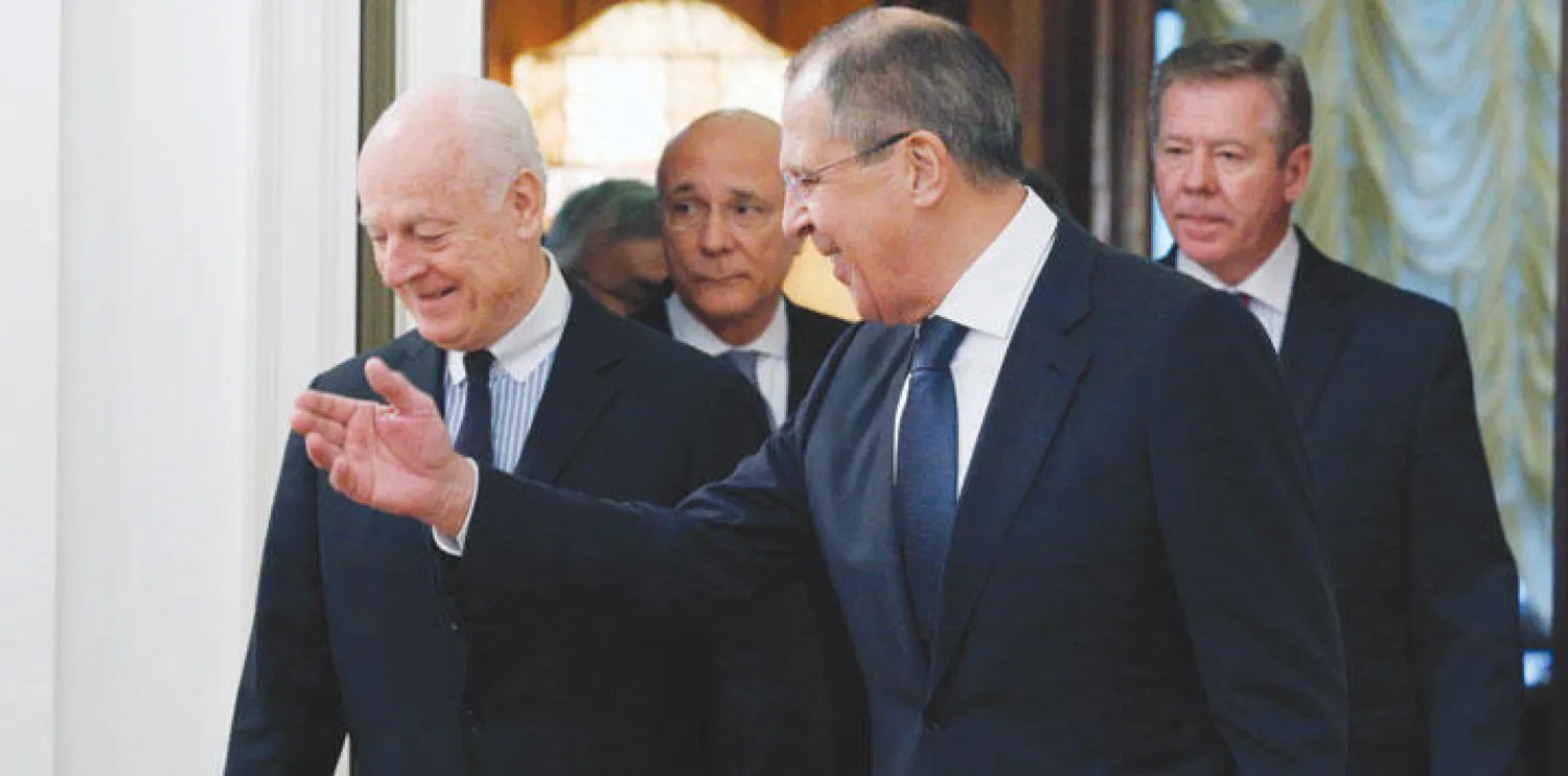 لافروف يتحدث إلى دي ميستورا لدى وصولهما لعقد مؤتمر صحافي في موسكو أمس (إ.ب.أ)