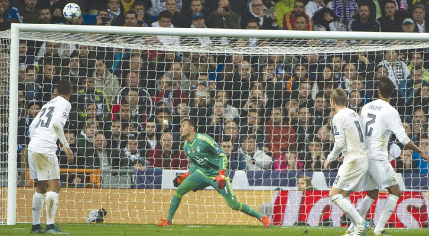 العارضة تنقذ مرمى ريـال مدريد من تصويبة دي ماريا نجم سان جيرمان (أ.ف.ب)