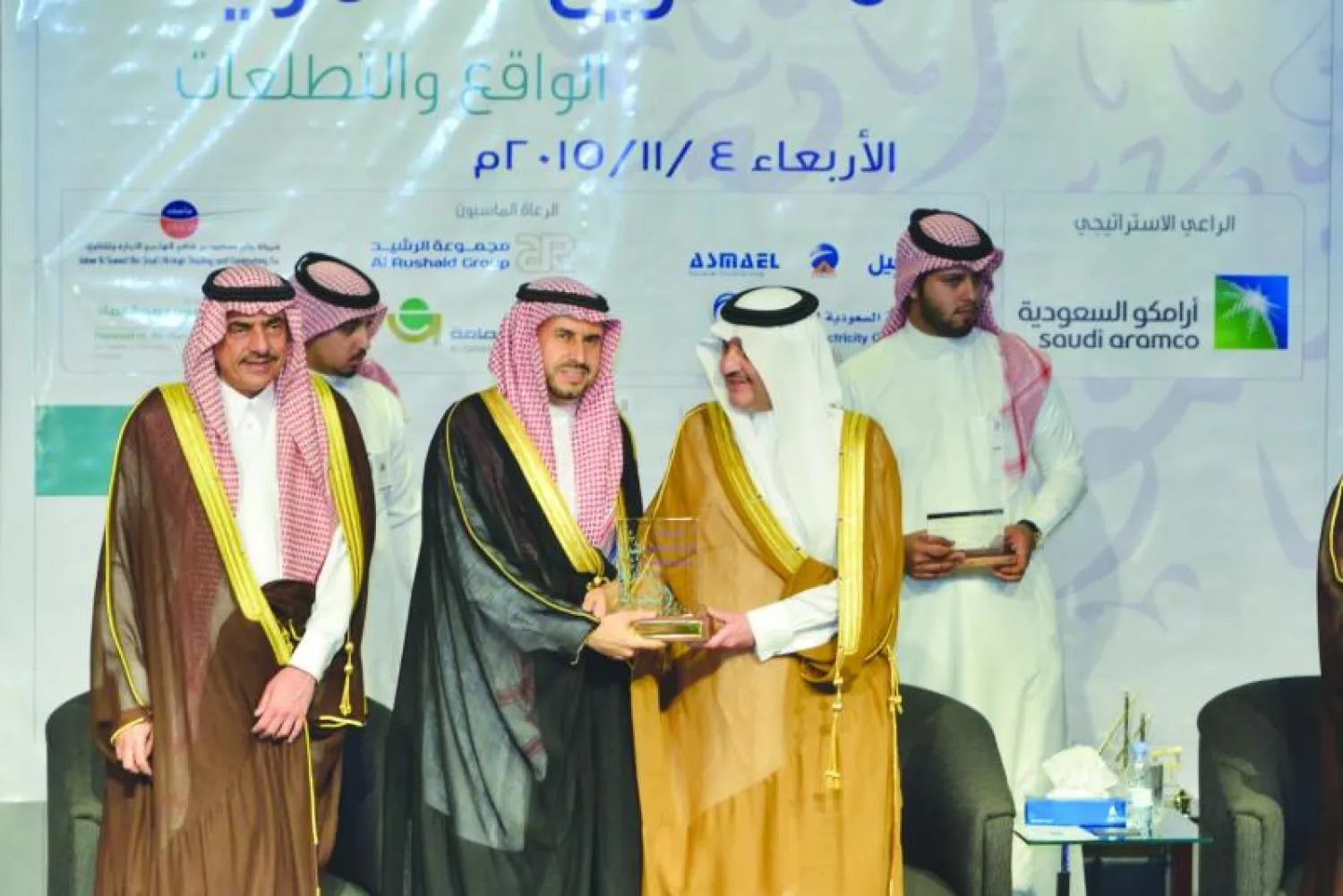 الأمير سعود بن نايف يكرم شركة {أرامكو السعودية} لرعايتها منتدى المشروعات التنموية ({الشرق الأوسط})