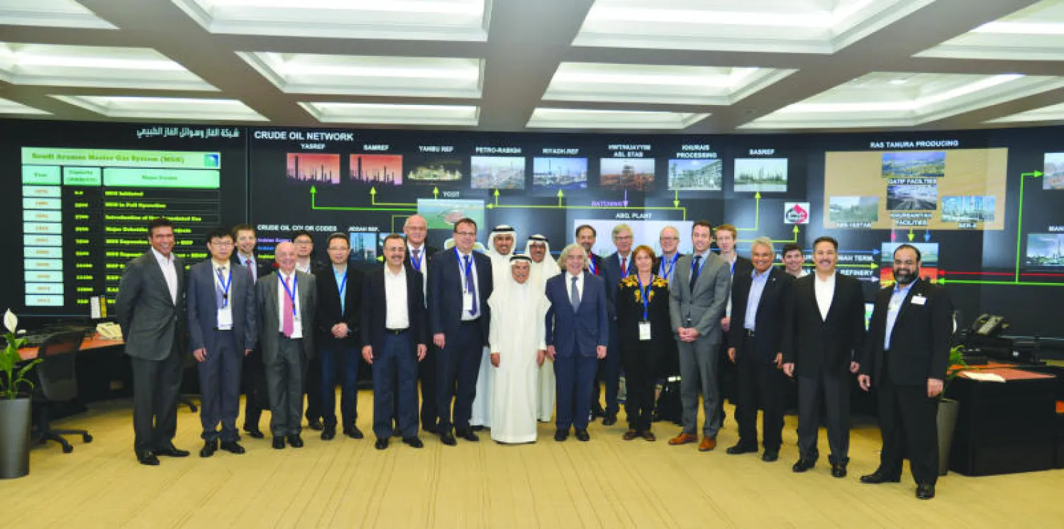 المهندس علي النعيمي يتوسط أعضاء الوفد الوزاري للمنتدى الريادي لفصل وتخزين الكربون أثناء زيارتهم  لمقر «أرامكو السعودية» الرئيسي بالظهران بحضور المهندس أمين الناصر ومسؤولي الشركة («الشرق الأوسط»)