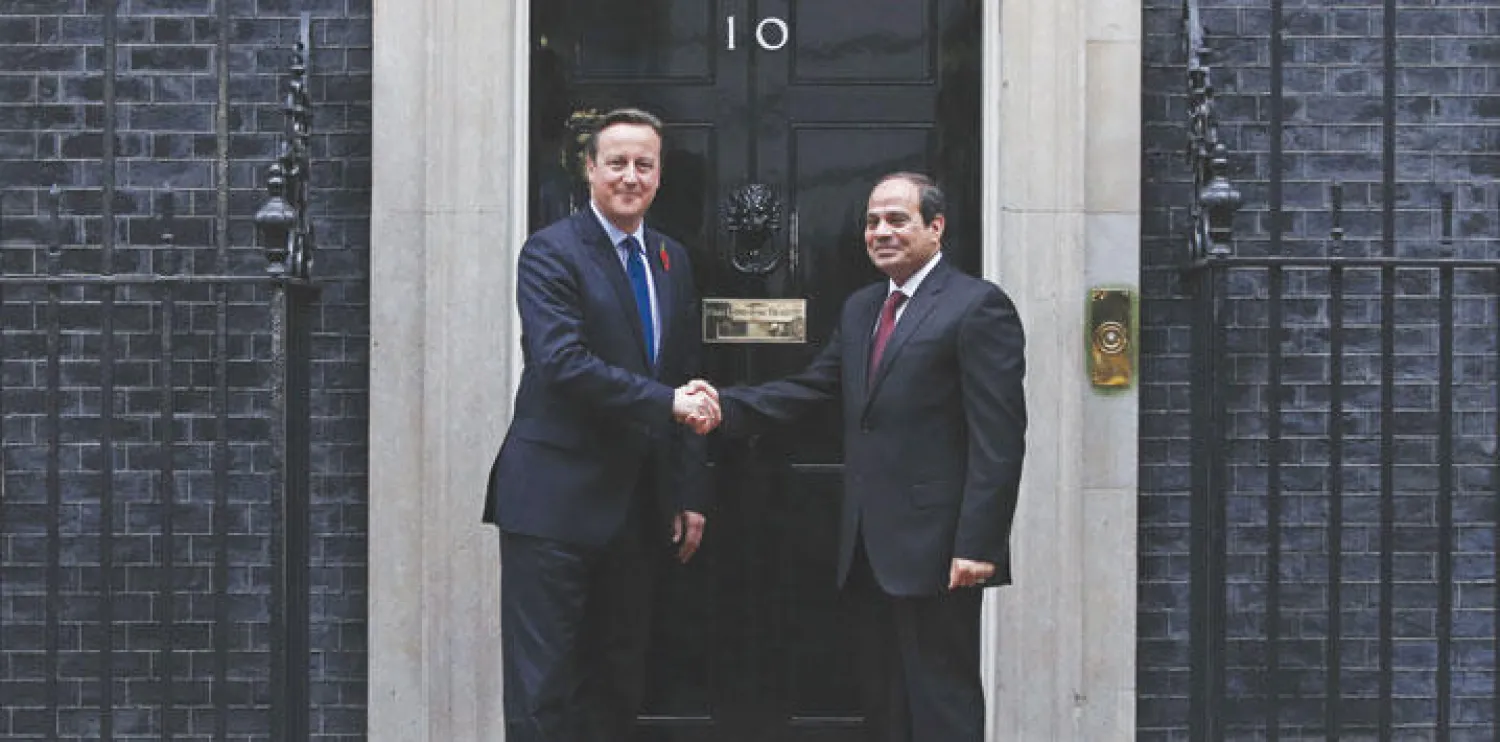 ديفيد كاميرون لدى استقباله الرئيس المصري عبد الفتاح السيسي أمام 10 داوننغ ستريت بوسط لندن (أ.ف.ب)