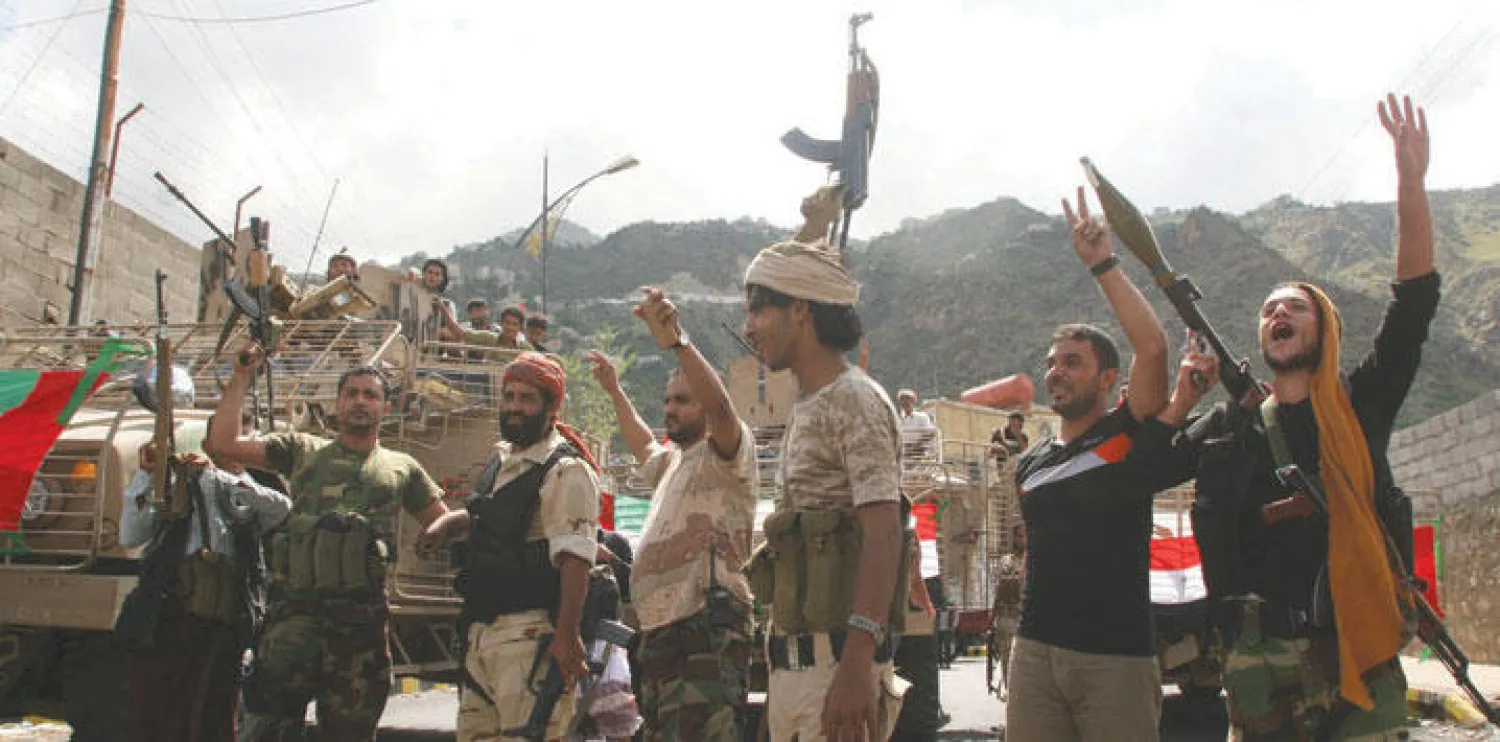 مقاتلون من تعز موالون للحكومة اليمنية يحتفلون بعد حصولهم على معدات عسكرية من الامارات (رويترز)