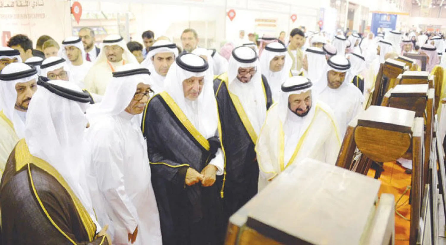 الأمير خالد الفيصل والشيخ سلطان القاسمي خلال تدشين معرض الشارقة للكتاب (واس)