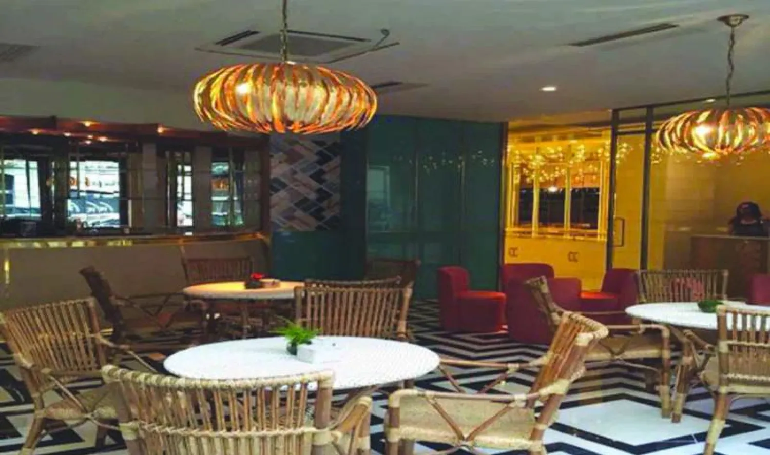 يختلف بيناريس في مدريد عن الفرع الأول في لندن من حيث الديكور والمأكولات