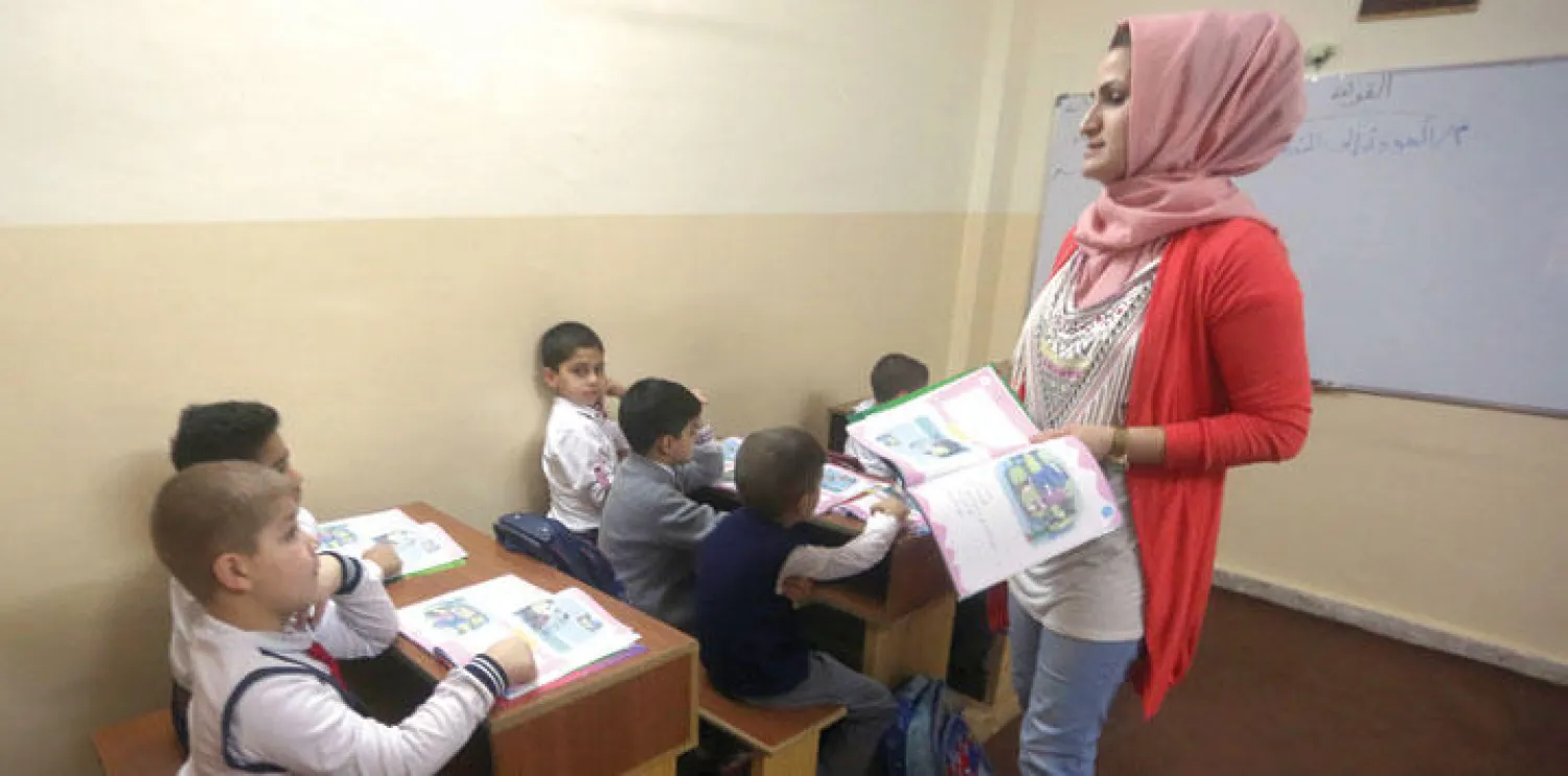 معلمة تلقي درسًا في فصل بمدرسة {مريم أنا} في كركوك (أ.ف.ب)
