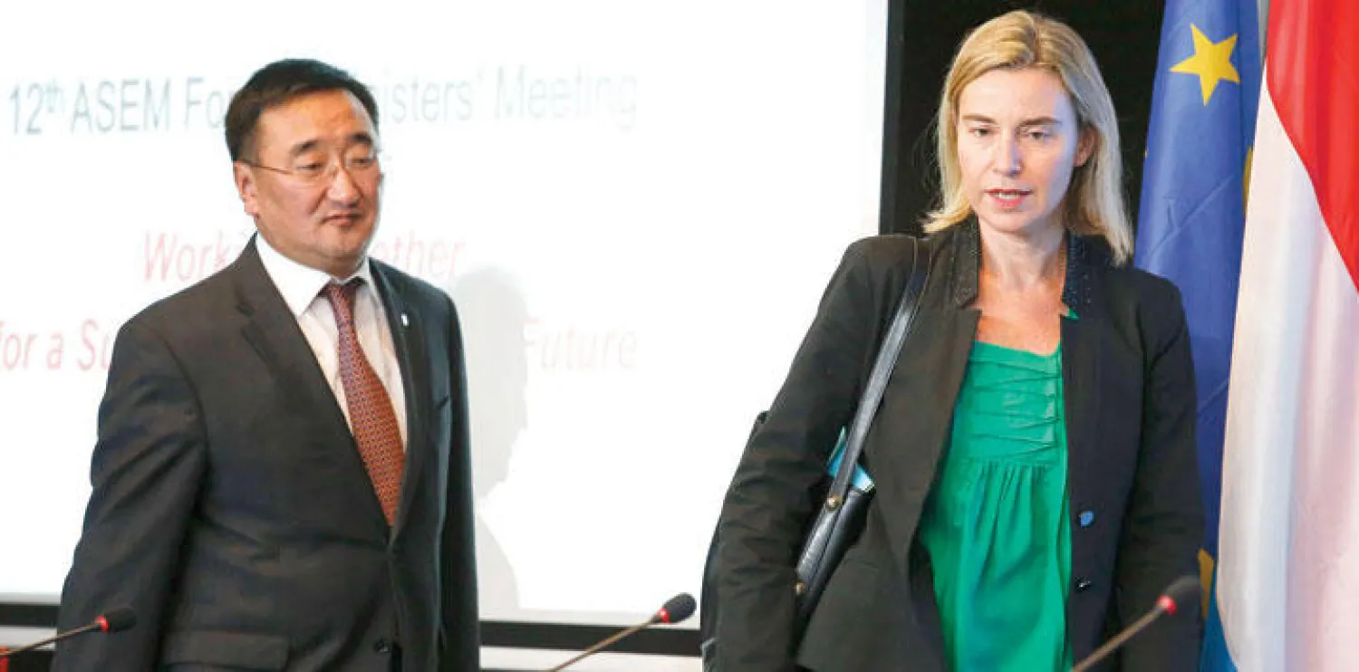 فيديريكا موغيريني مسؤولة السياسة الخارجية في الاتحاد الأوروبي وإلى جانبها وزير خارجية منغوليا لانديغ بورفسورن خلال اجتماع وزراء خارجية أوروبا وآسيا في لوكسمبورغ أمس (إ.ب.أ)