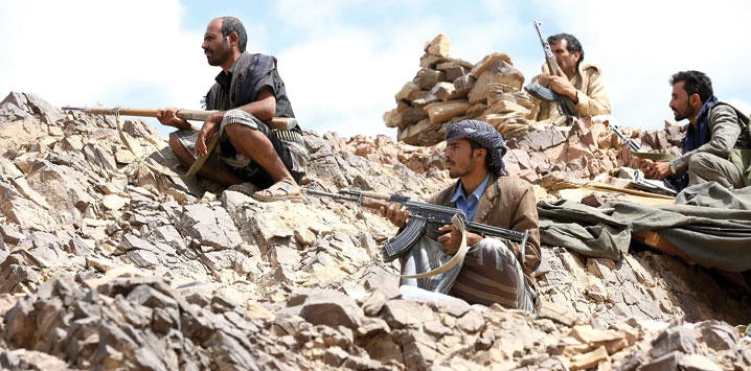 عناصر من قوات المقاومة المؤيدة للحكومة الشرعية في حالة تأهب لمواجهة ميليشيات الحوثيين في مأرب (رويترز)