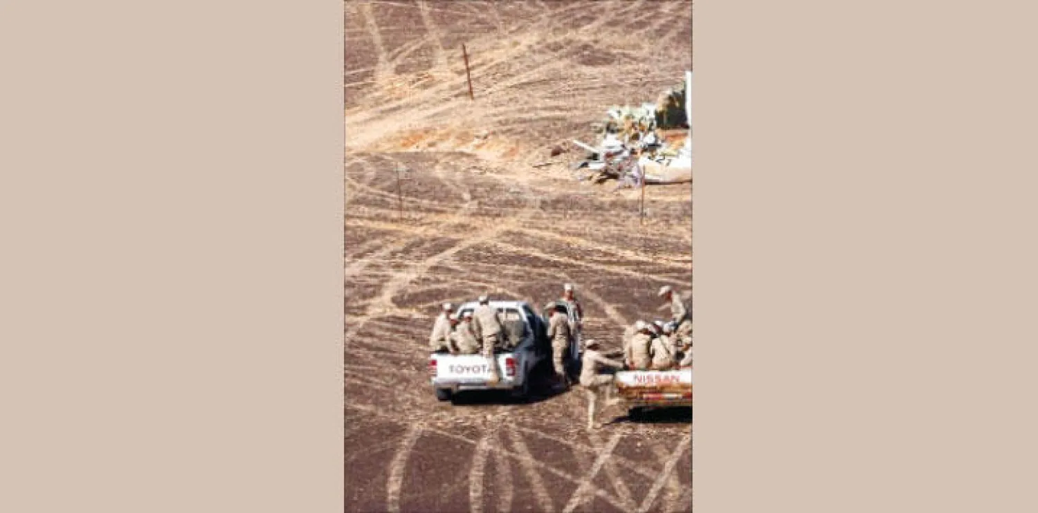 جنود مصريون بالقرب من إحدى قطع حطام الطائرة الروسية في وسط سيناء («الشرق الأوسط»)